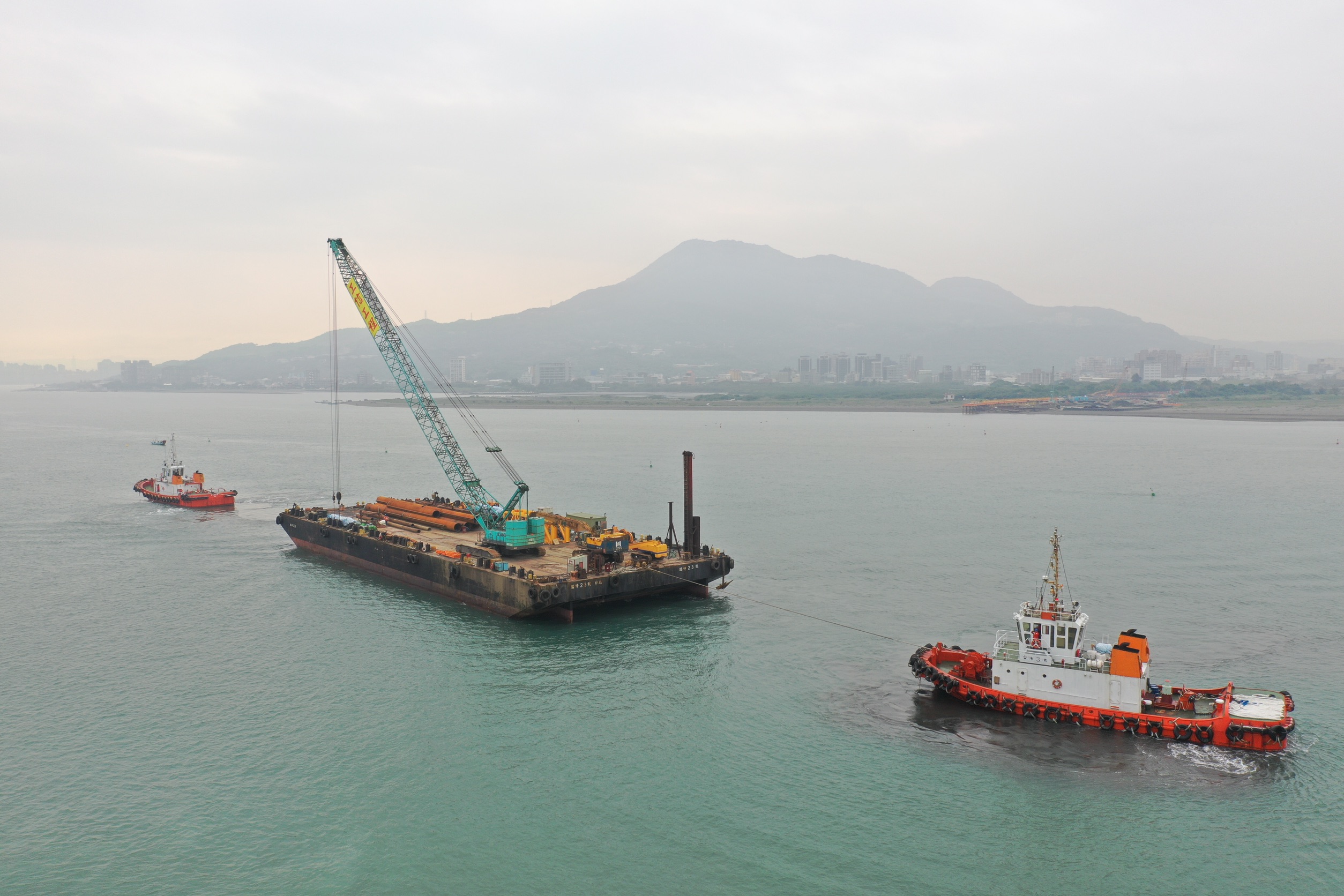 施工平台船載運鋼管樁運抵主橋塔位址.