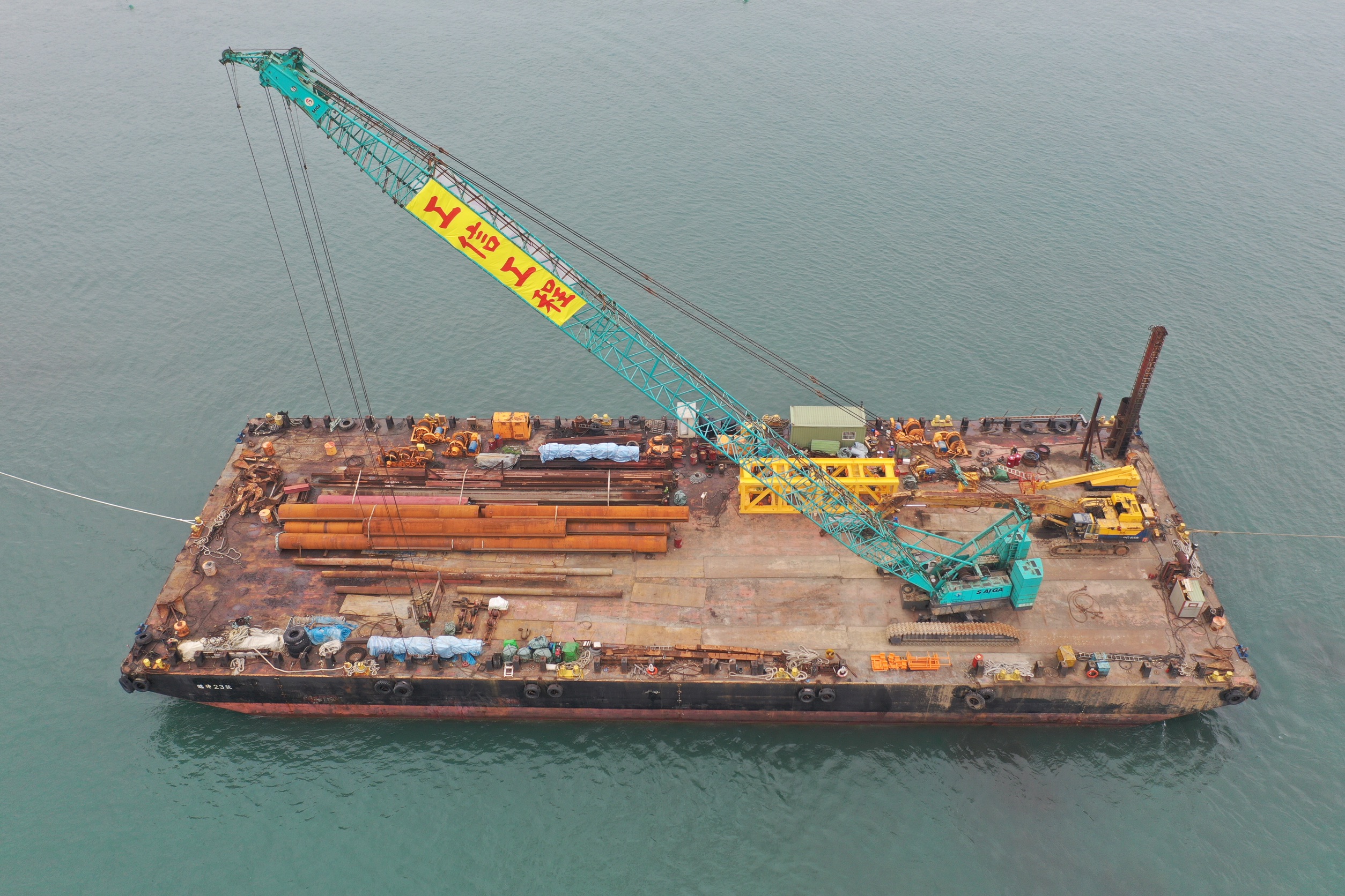 施工平台船載運鋼管樁運抵主橋塔位址.