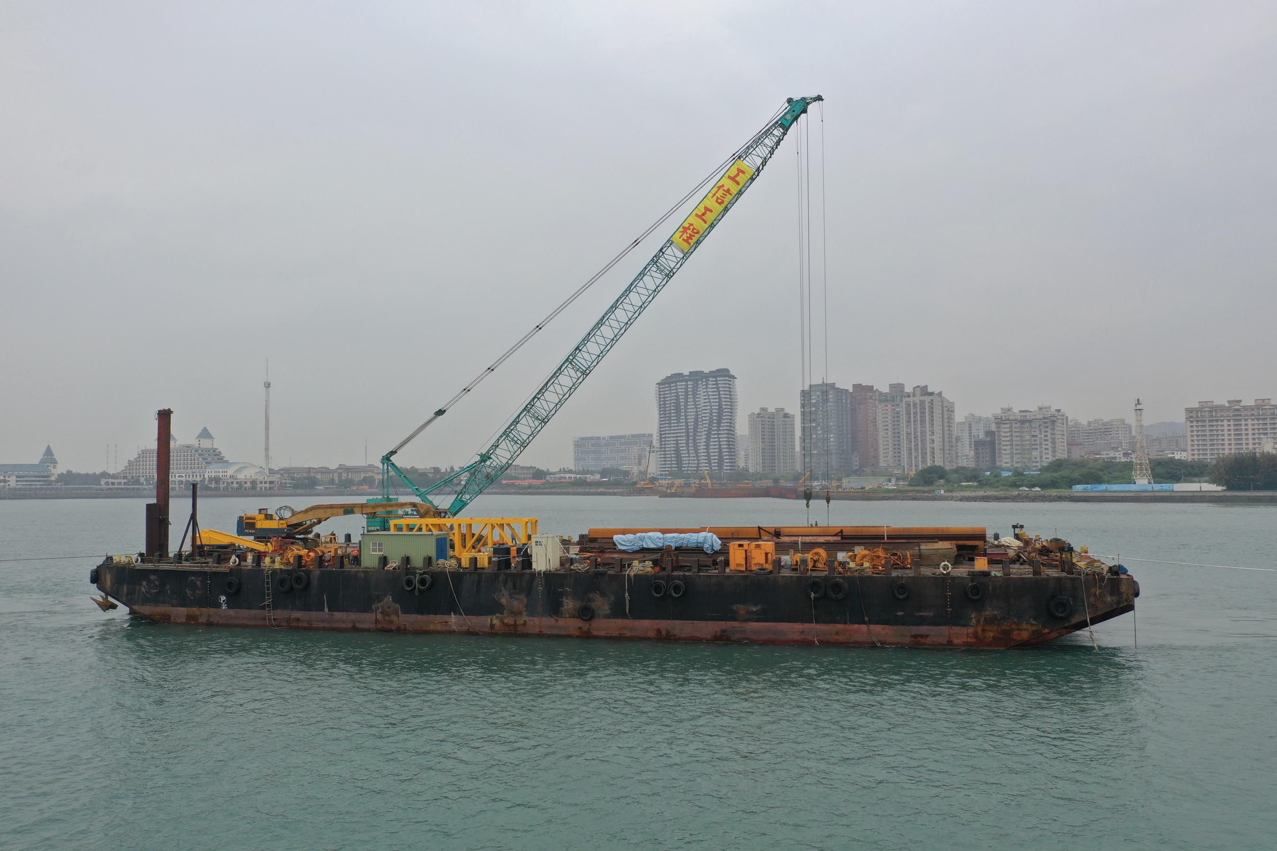 施工平台船載運鋼管樁運抵主橋塔位址.