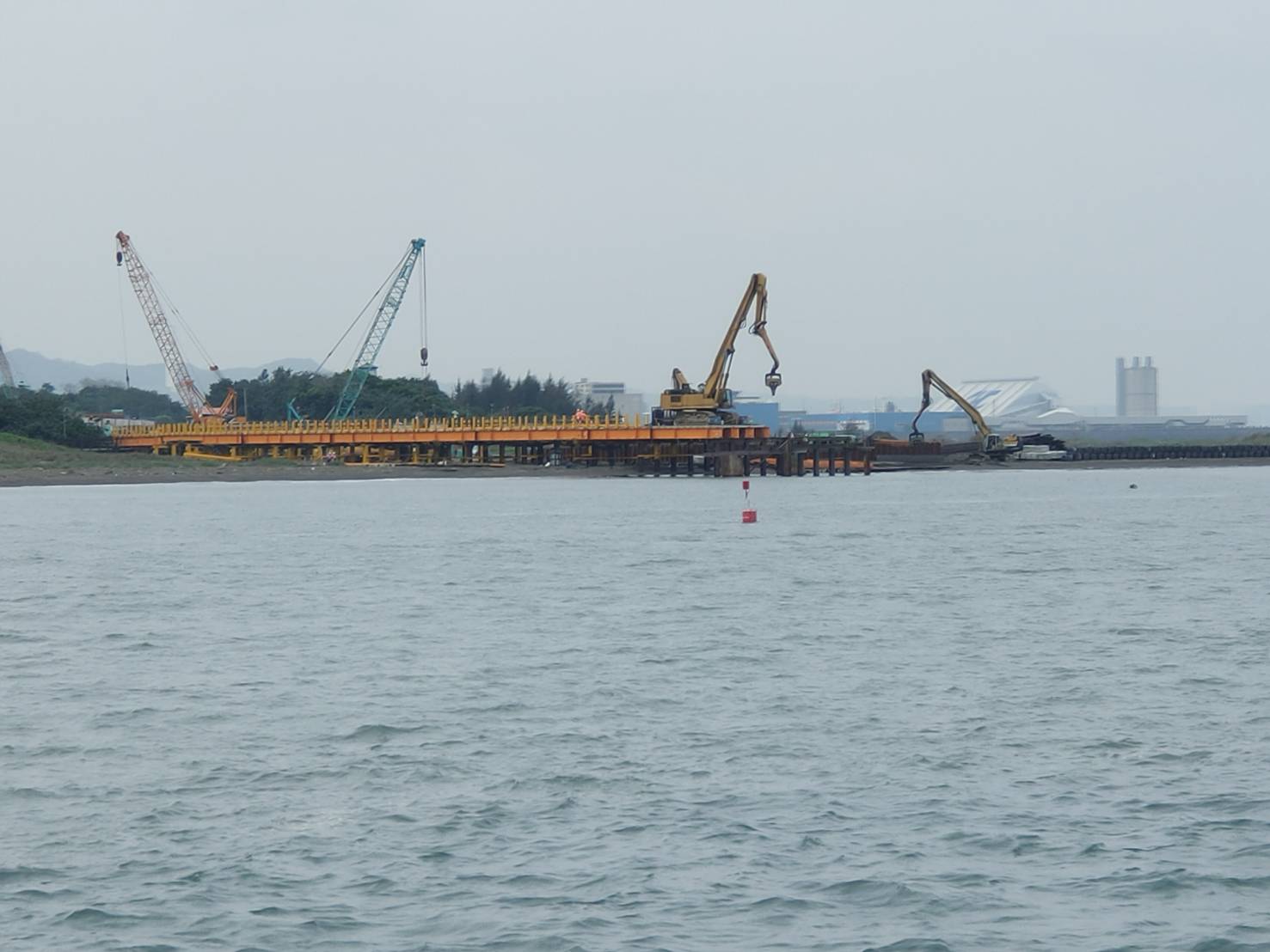 河中交維用之太陽能導航警示浮標.