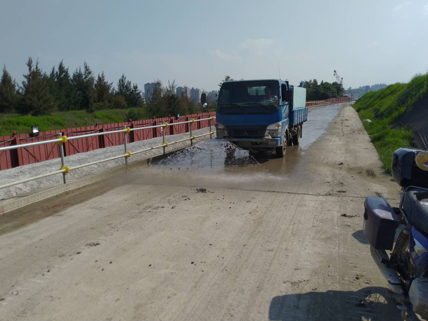八里端工區內外道路不定時進行灑水作業