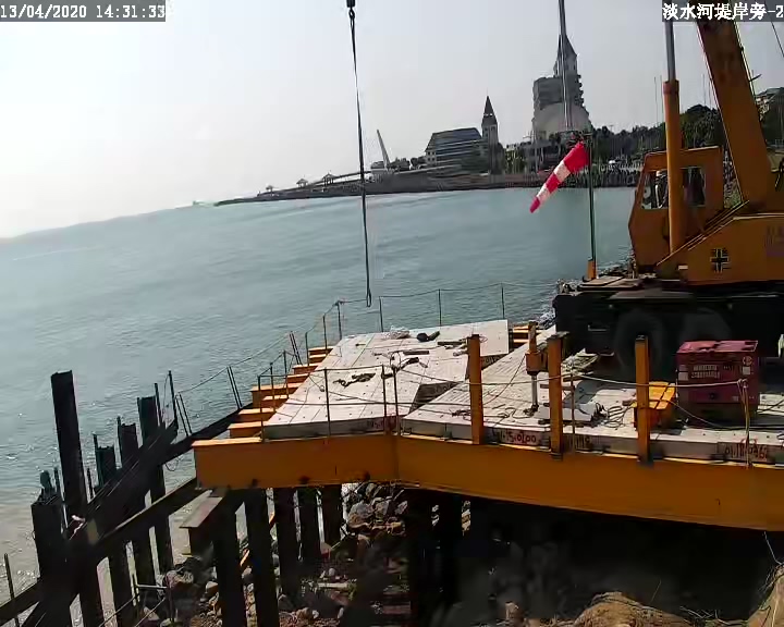 淡水端施工便道越堤段之覆工板舖設.