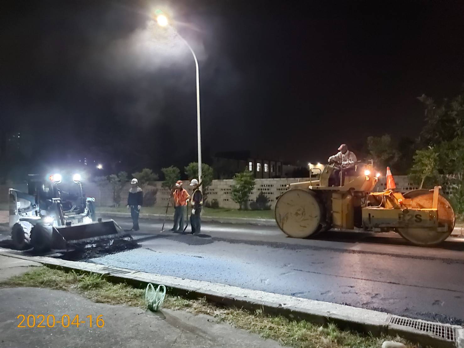 八里端忠孝路路部份路面重新舖設