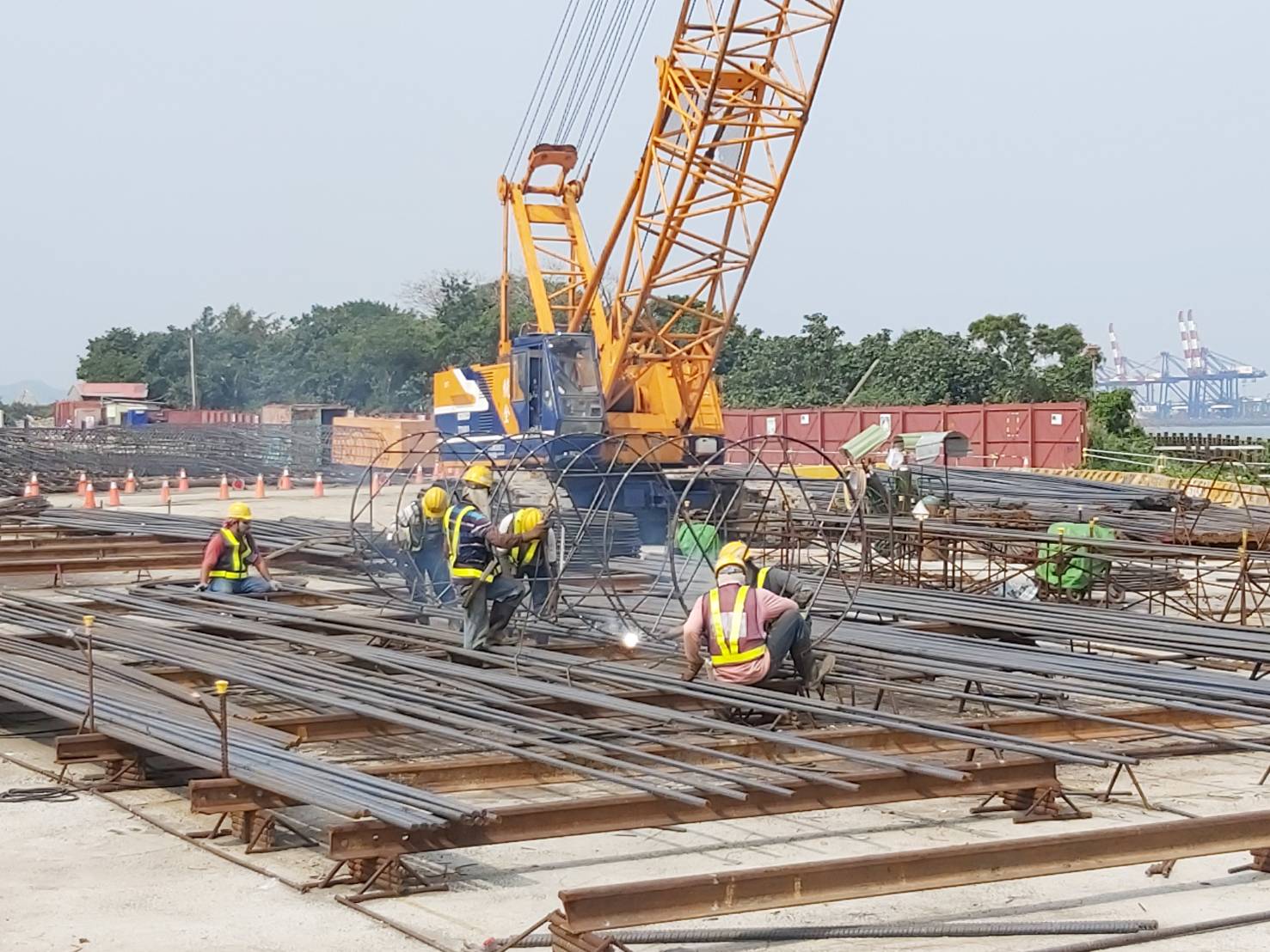 八里端基樁工程鋼筋籠組立作業.