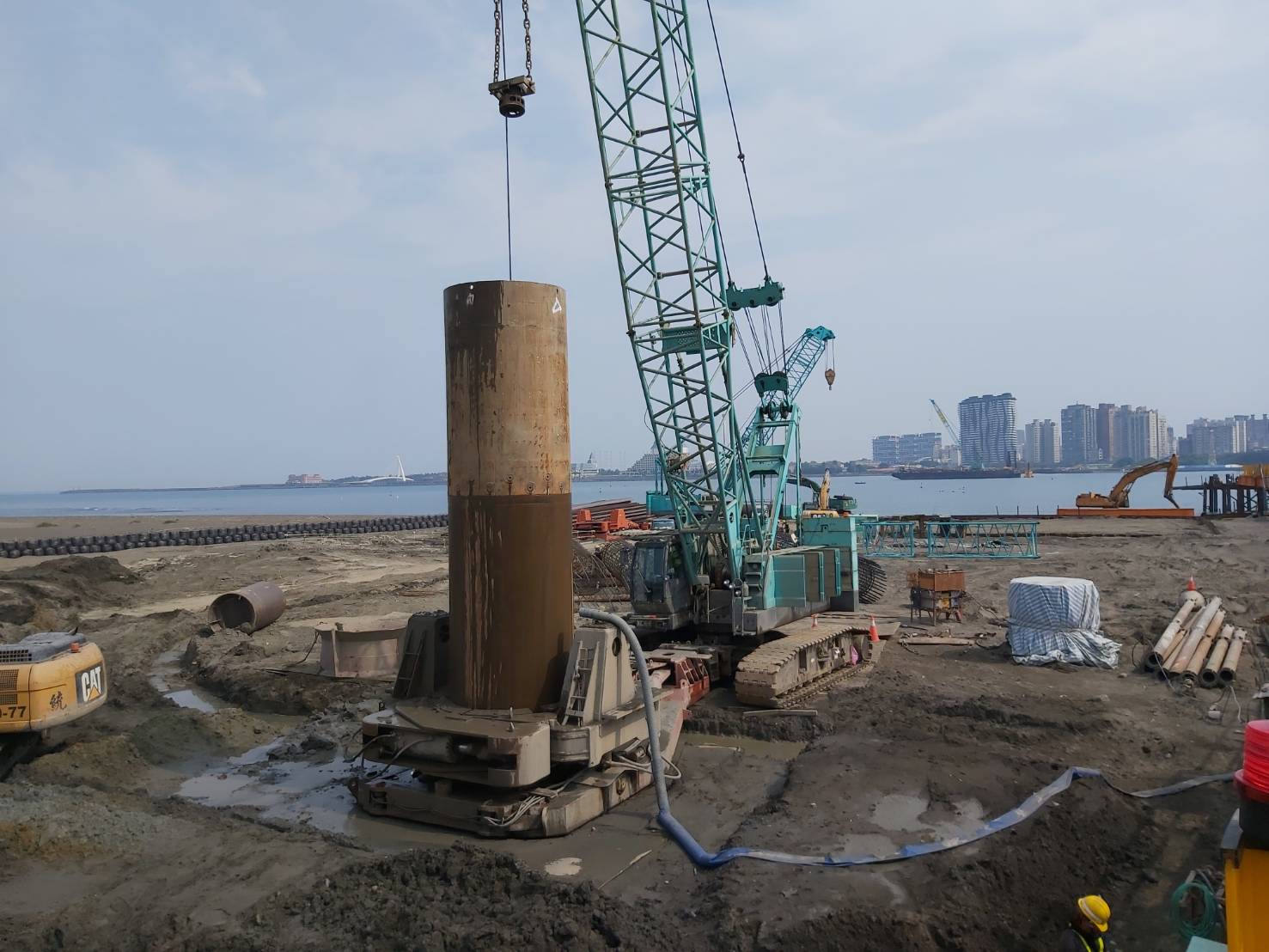 八里端基樁工程挖掘作業.