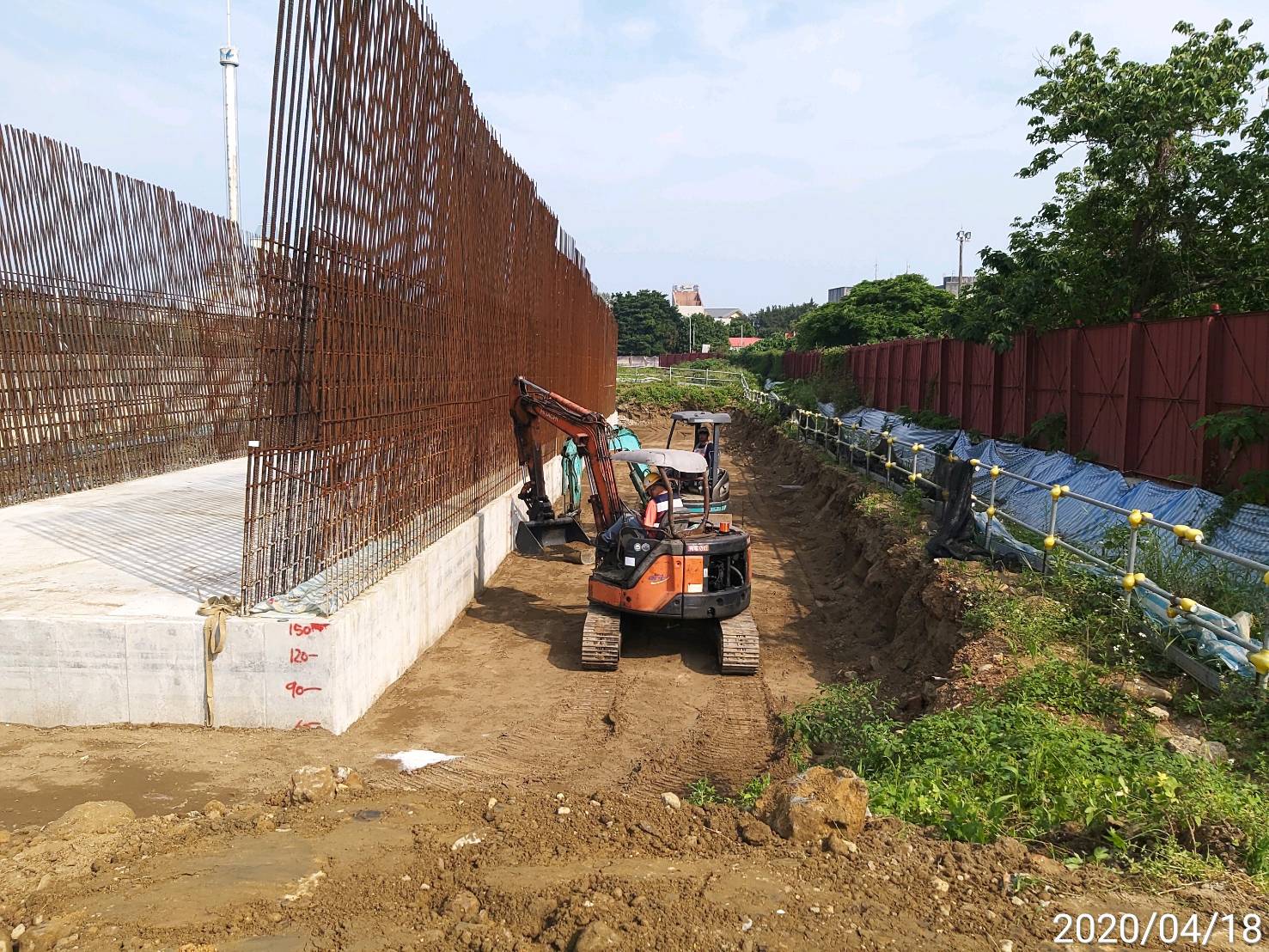 淡水端匝道擋土牆土方回填作業.