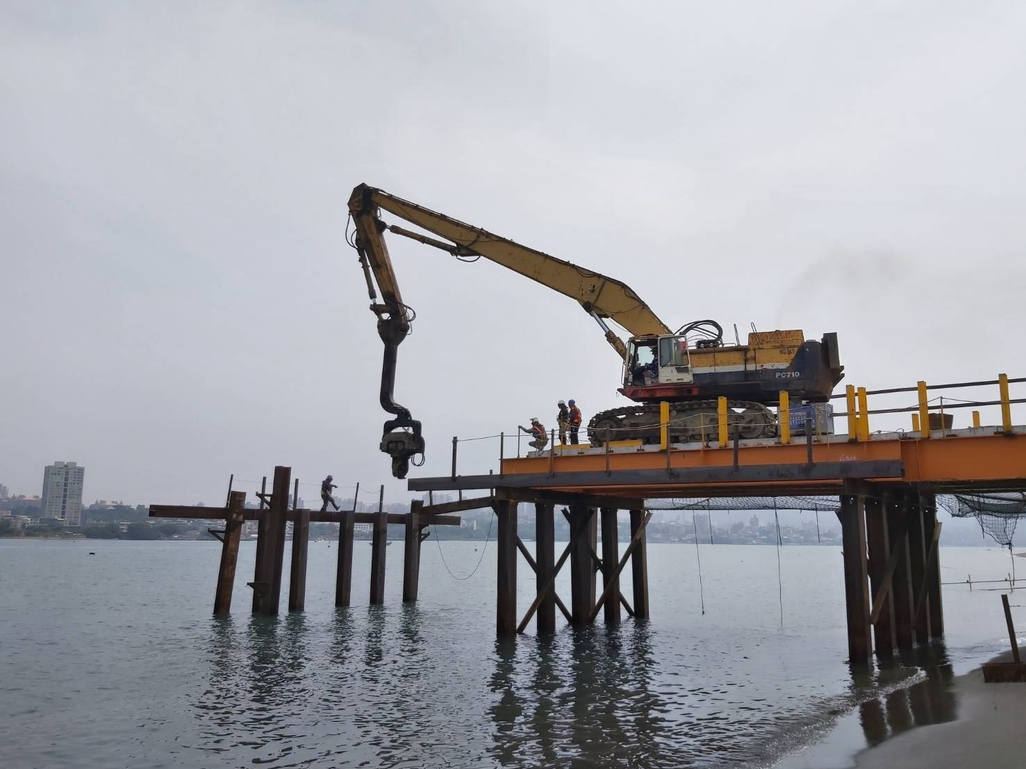 八里端施工鋼便橋架設.