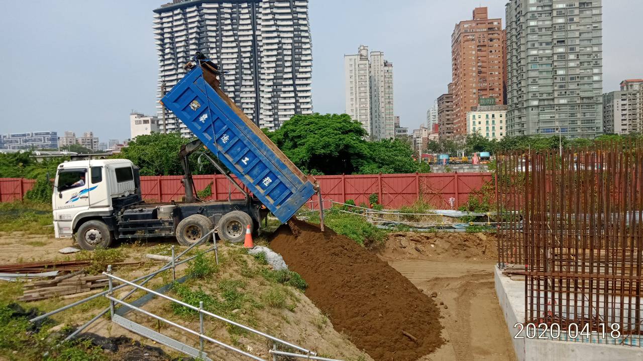 淡水端匝道擋土牆土方回填作業.