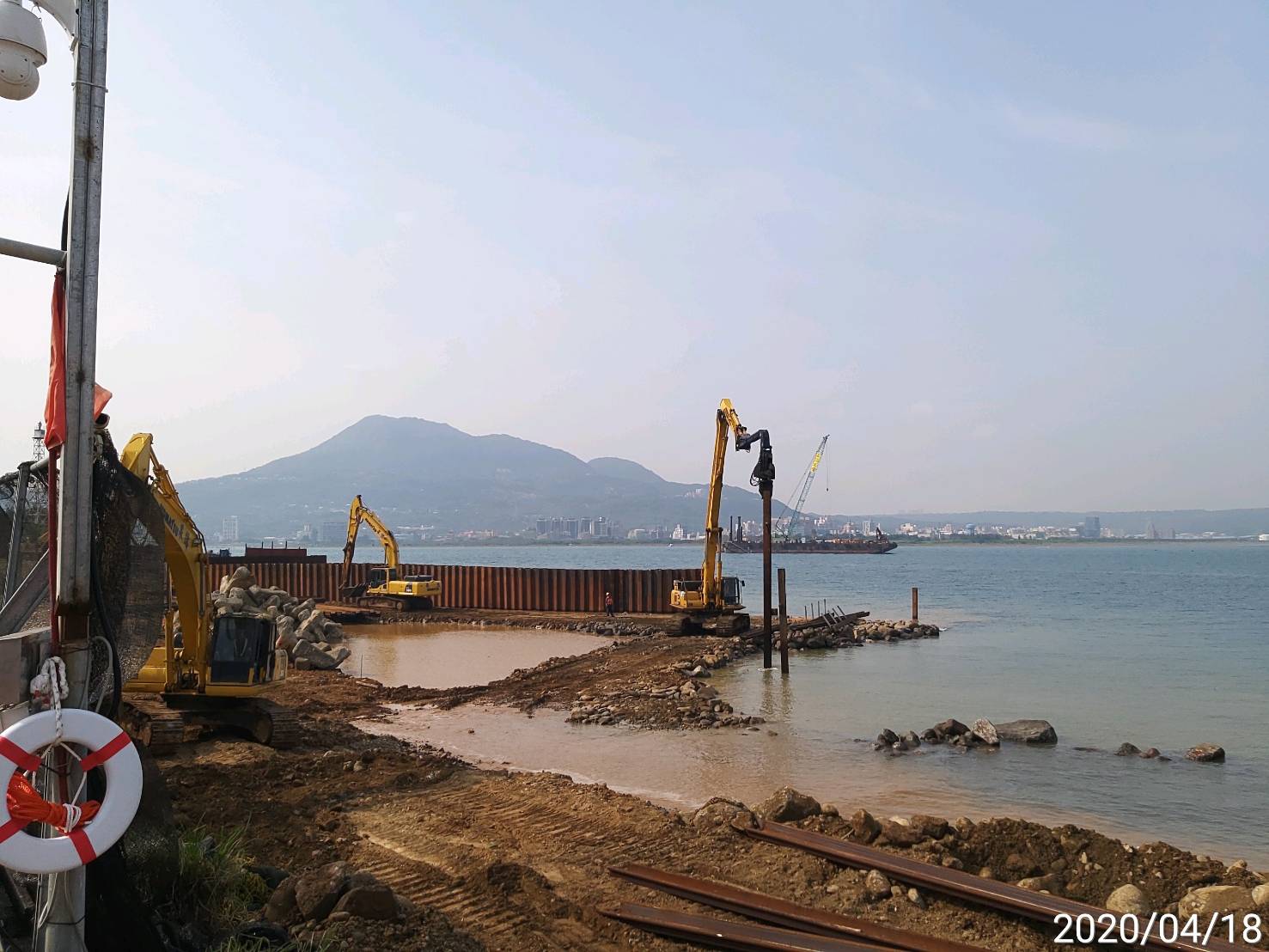 淡水端圍堰鋼板樁打設.