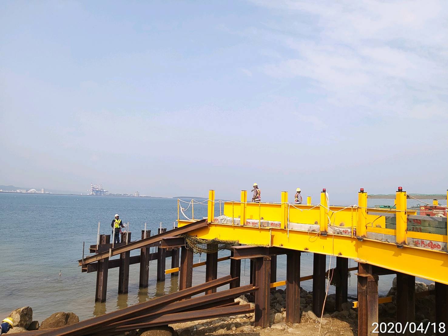 淡水端施工鋼便橋架設.