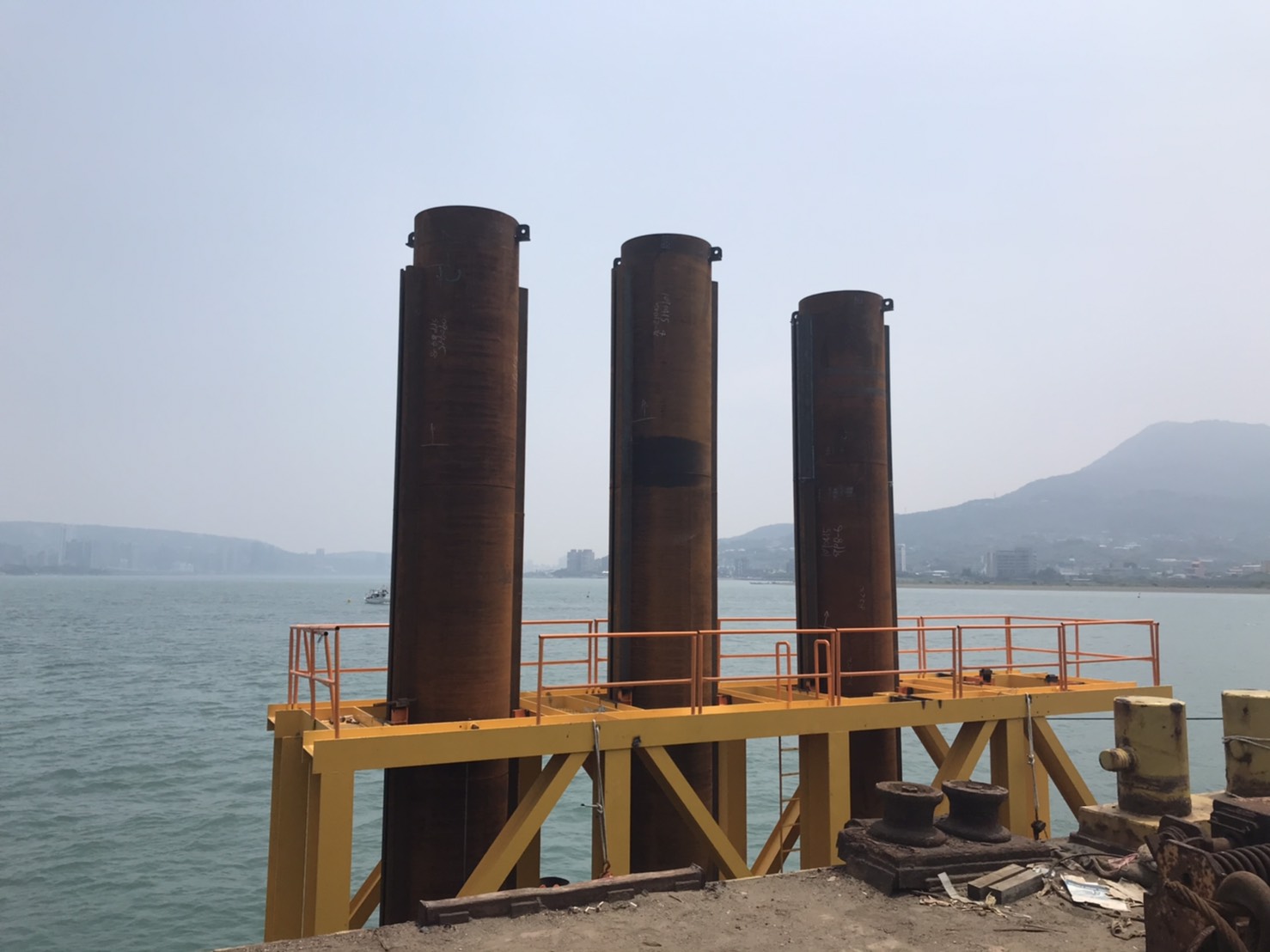 主橋塔P130圍堰之鋼管樁及樣架設置.