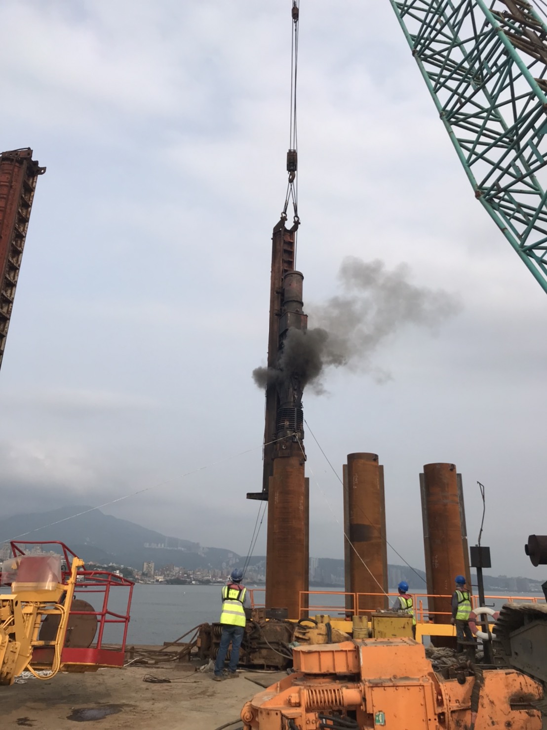 主橋塔P130圍堰鋼管樁打設.