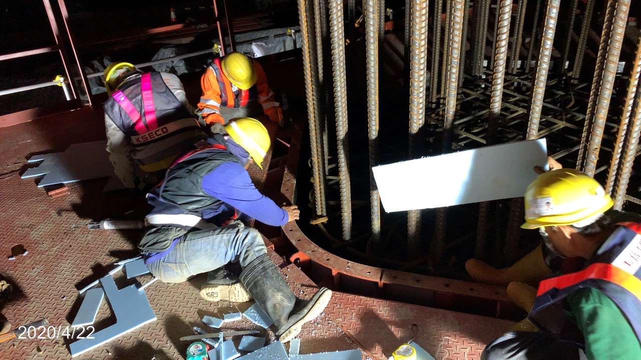 淡水端基礎柱鋼模組立