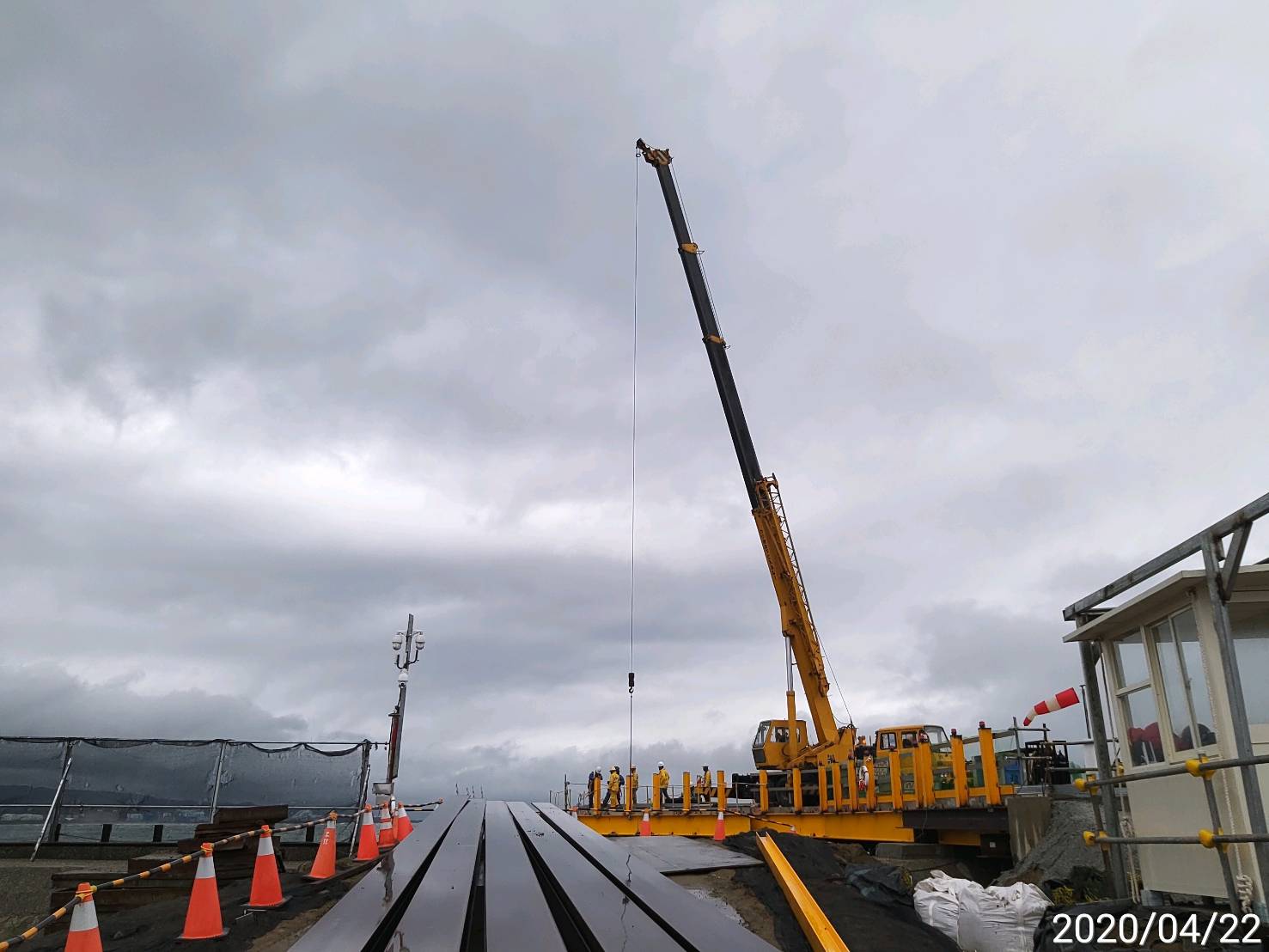 淡水端施工鋼便橋大樑吊放組立