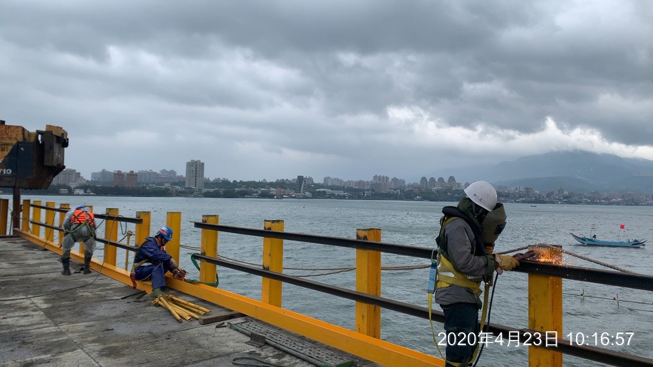 八里端施工鋼便橋欄杆銲接