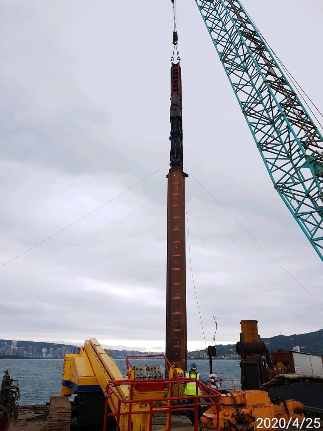 河中段鋼管樁打設施工.