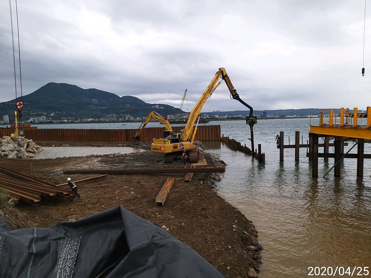 淡水端導水圍堰鋼板樁打設施工.