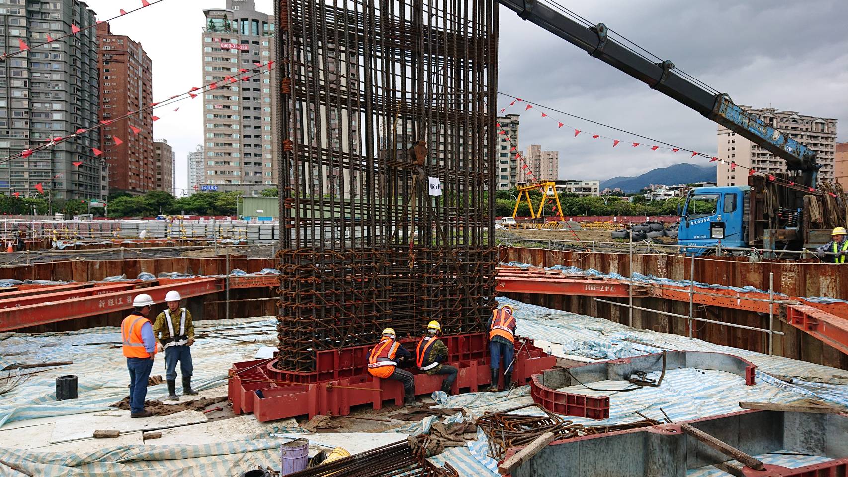 淡水端MR1P3橋墩柱鋼模組立.