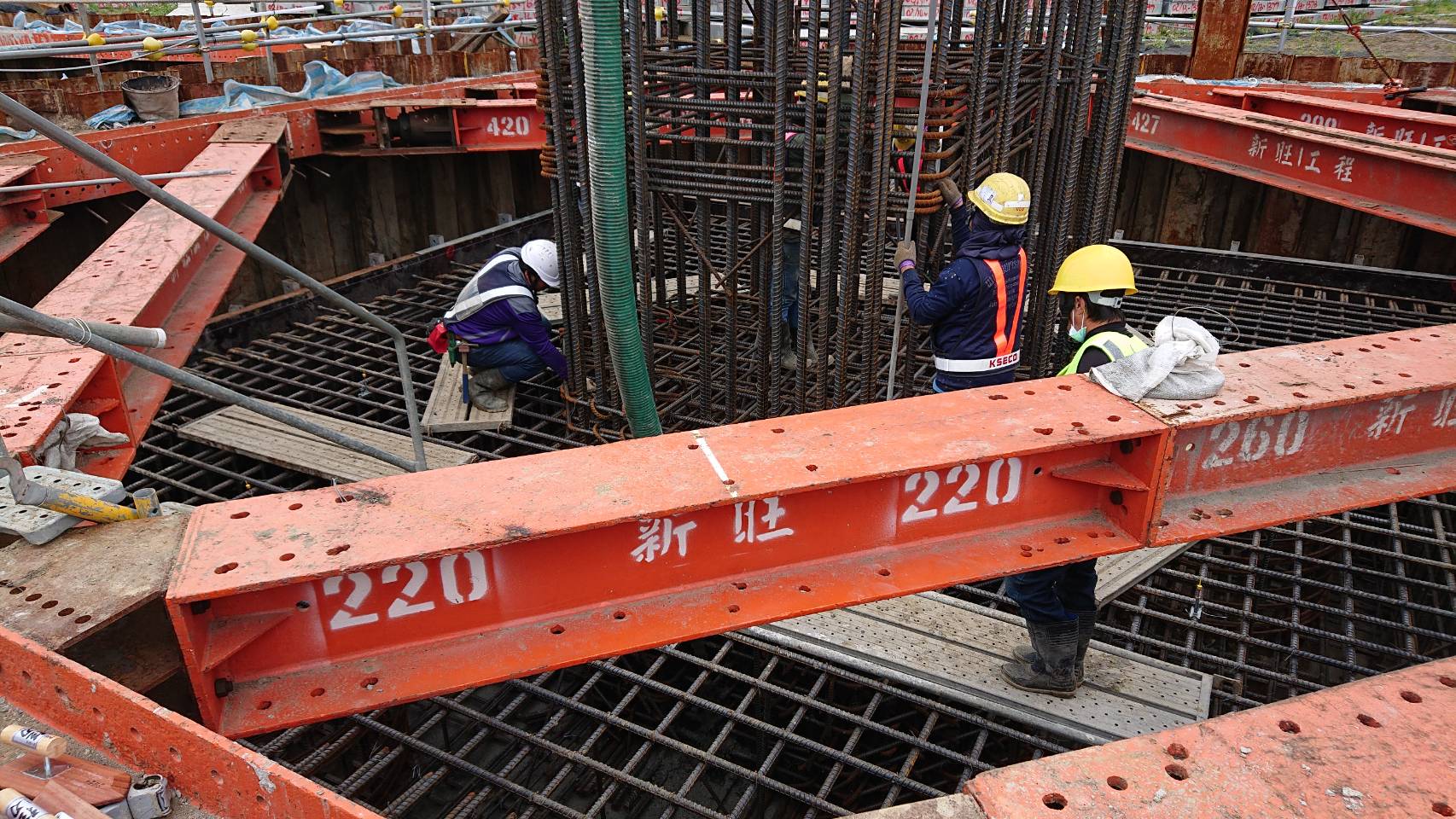 淡水端墩柱基礎版混凝土澆置