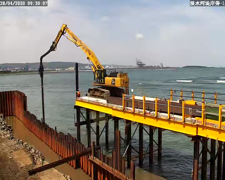 淡水端施工鋼便橋中間柱型鋼打設