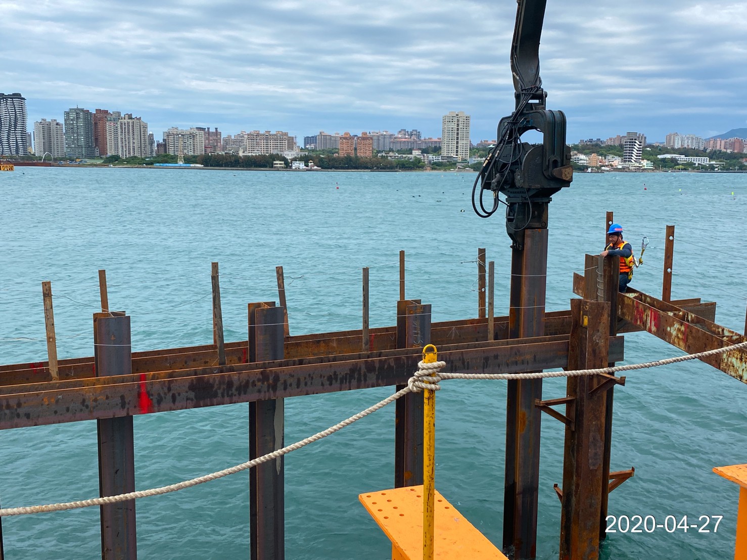 八里端施工鋼便橋型鋼中間柱打設