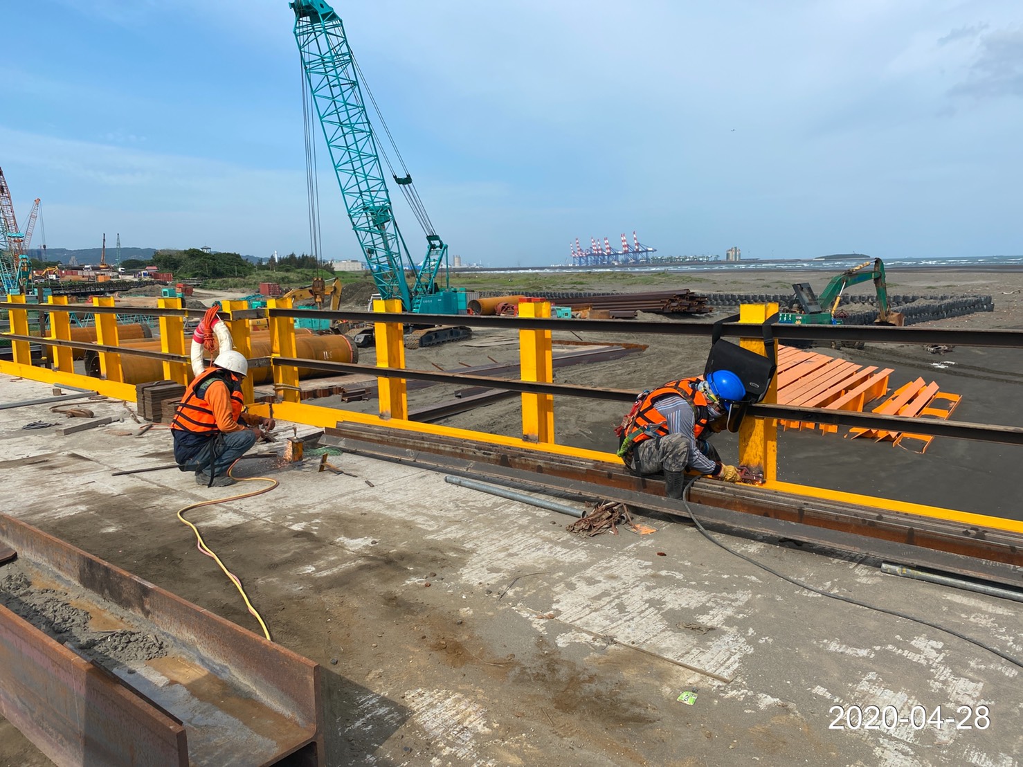 八里端施工鋼便橋欄杆銲接