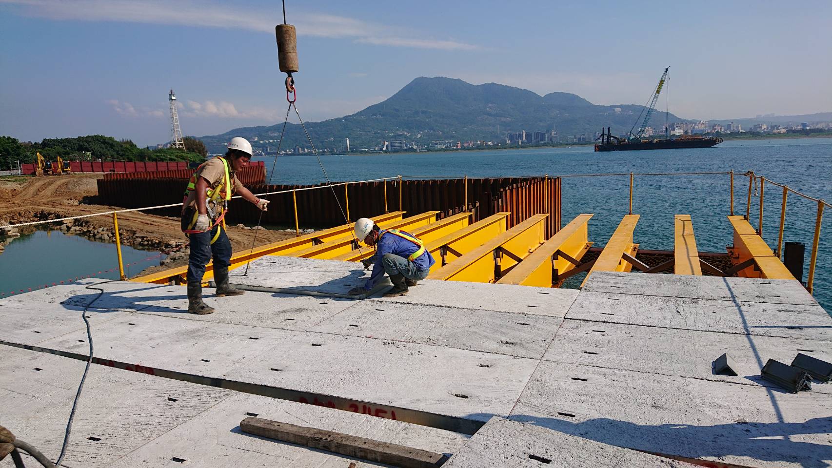 淡水端施工鋼便橋覆工板鋪設.