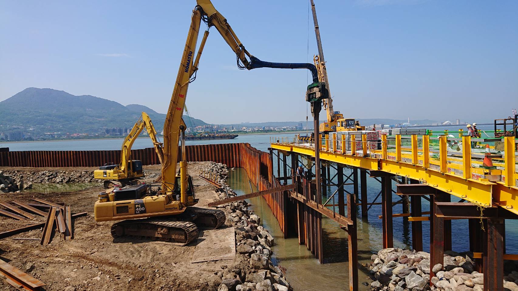 淡水端河堤圍堰打設作業.