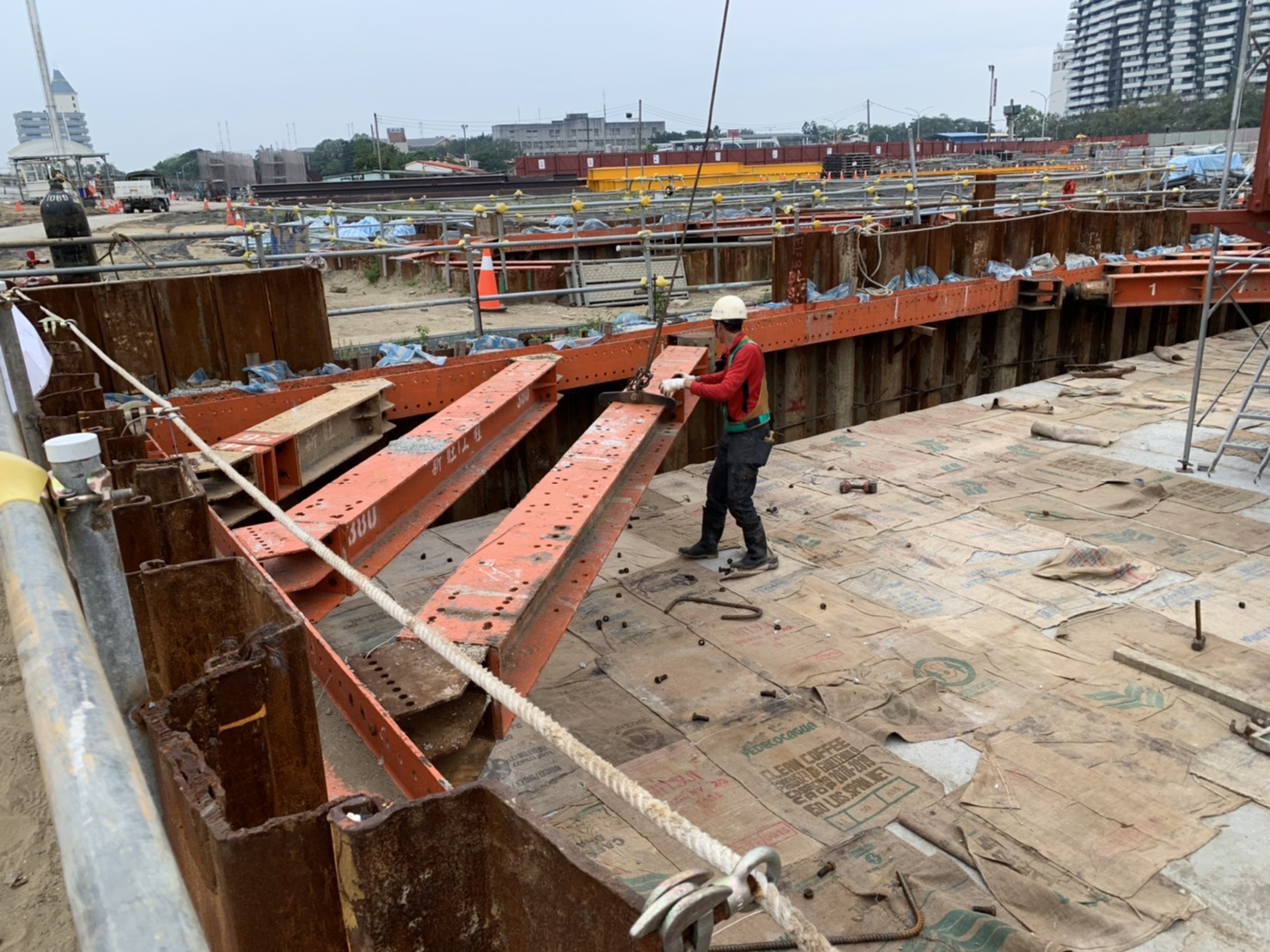 淡水端橋墩基礎擋土支撐圍令拆除作業.