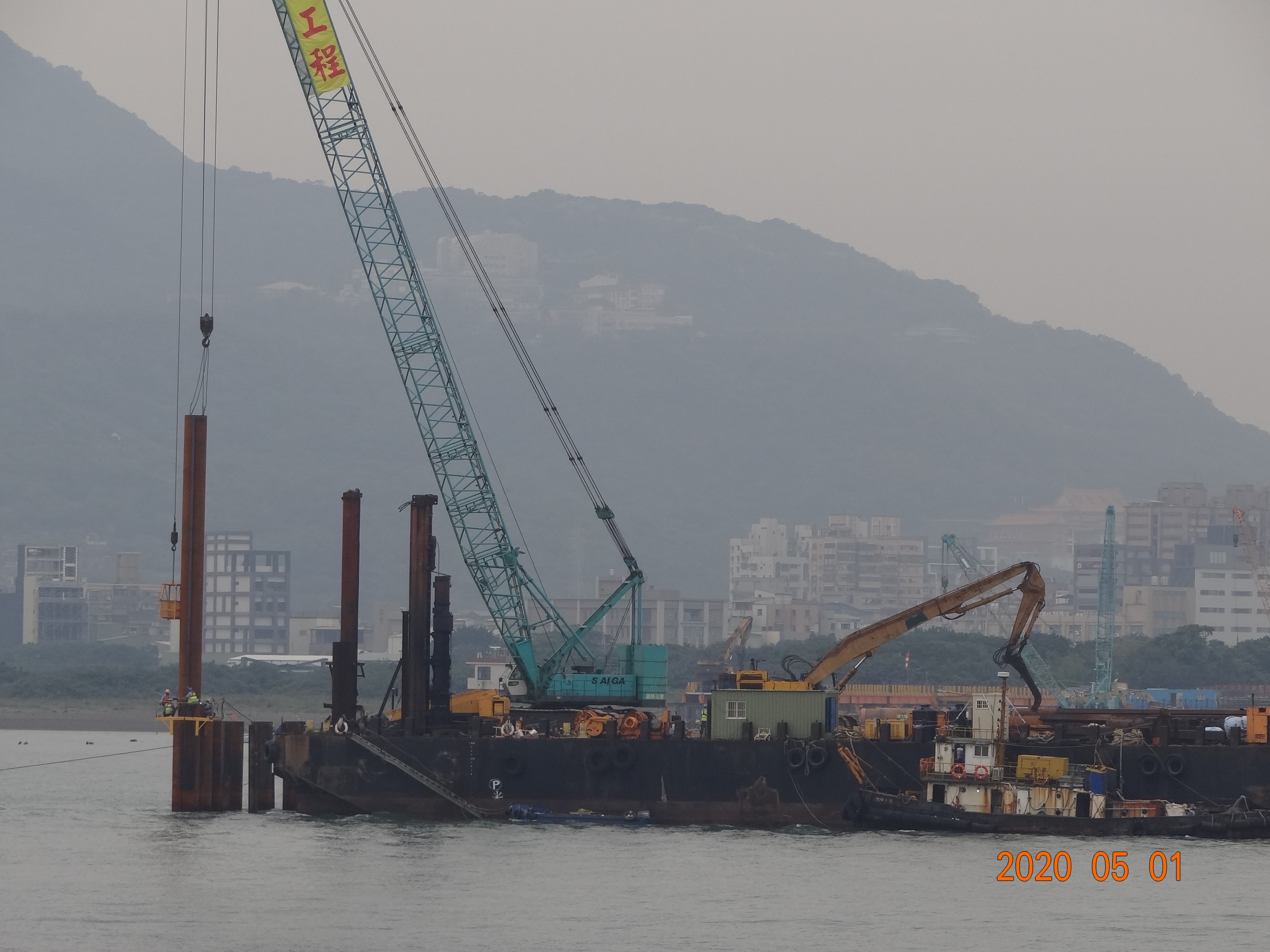 主橋塔P130水中圍堰鋼管樁打設作業.