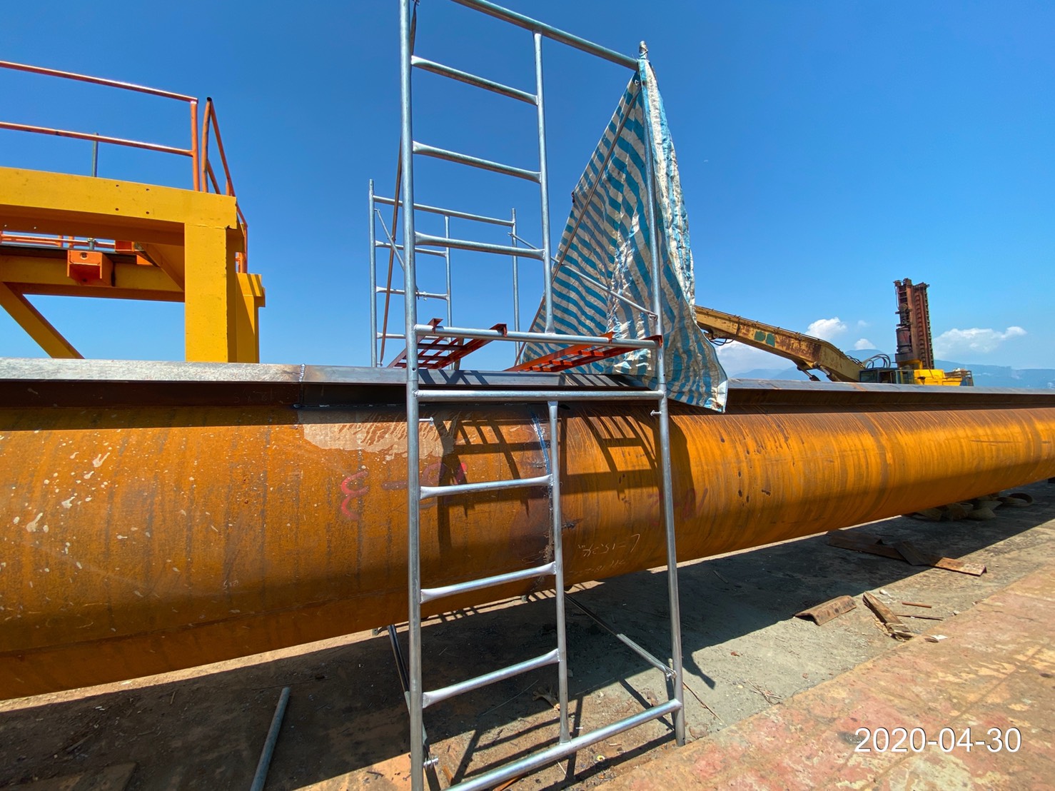 河中段平台船鋼管樁焊接作業.