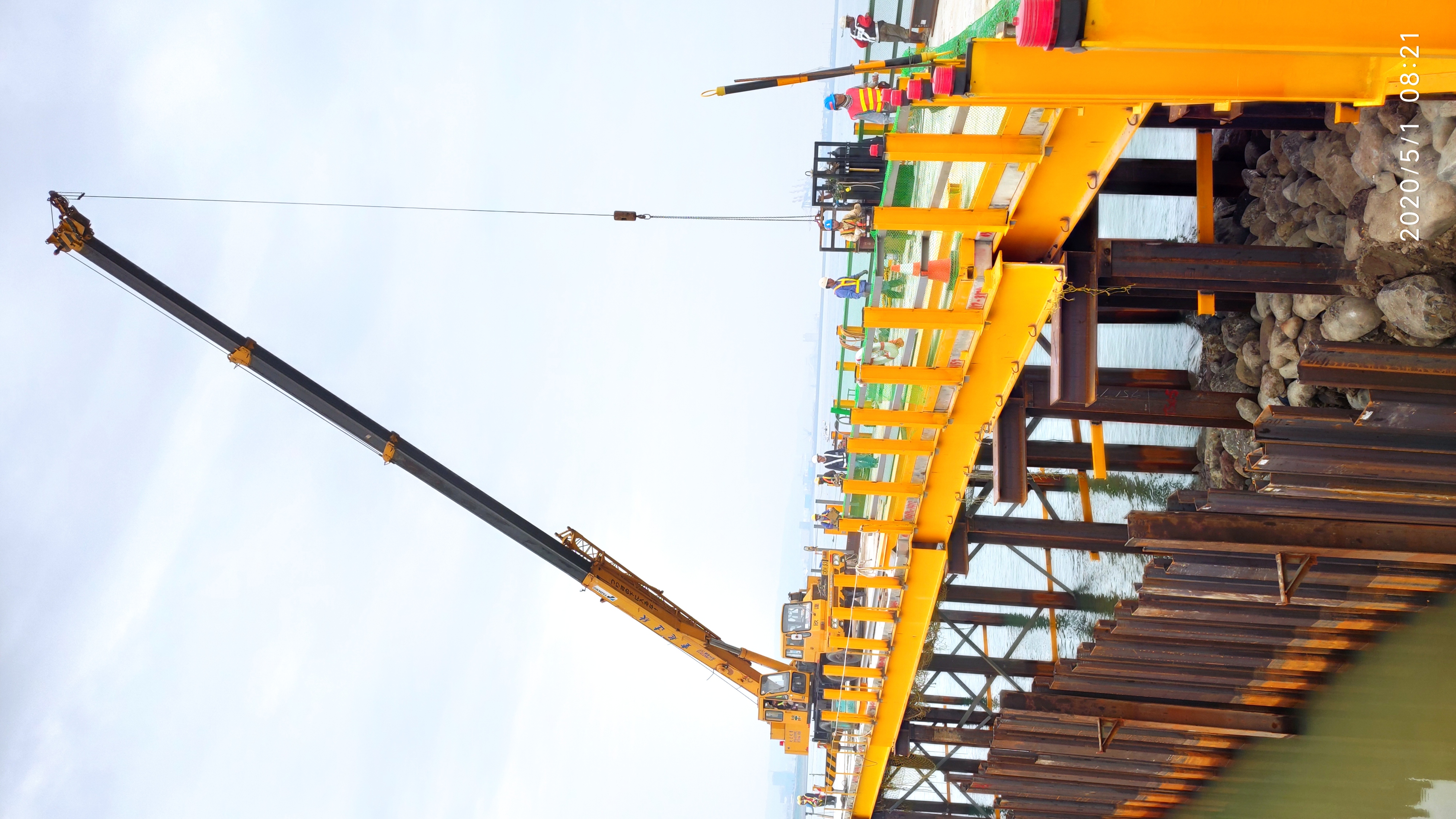 淡水端鋼便橋施作.