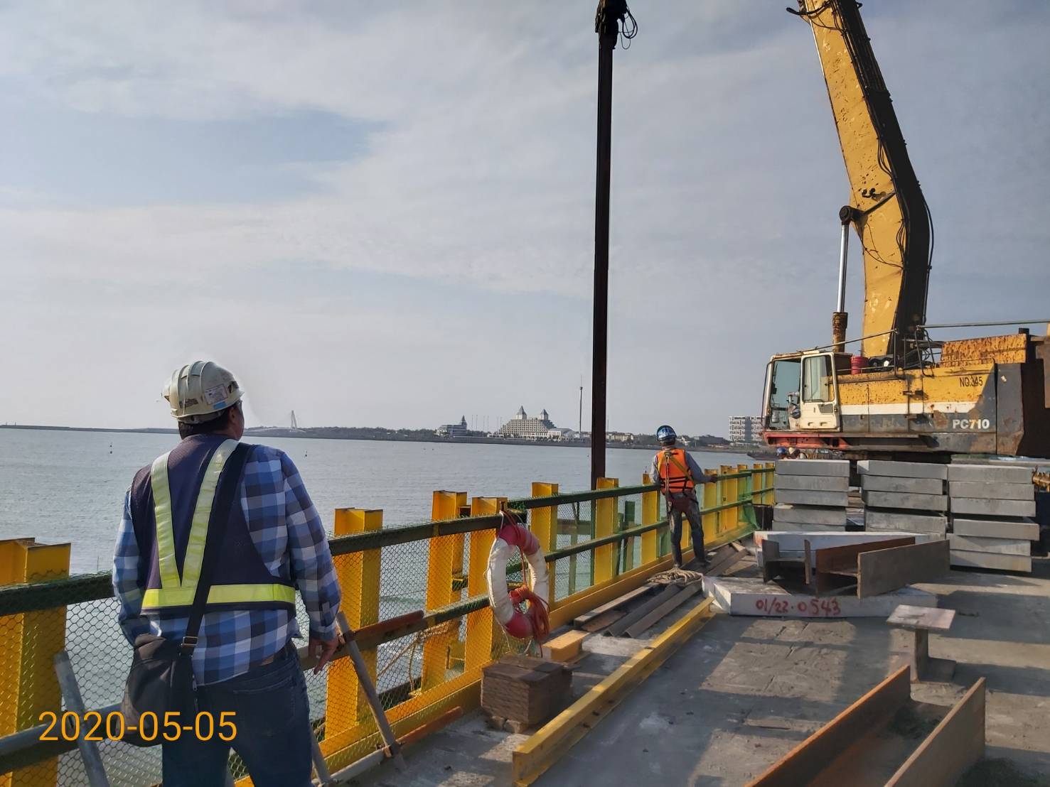 八里端施工鋼便橋型鋼打設