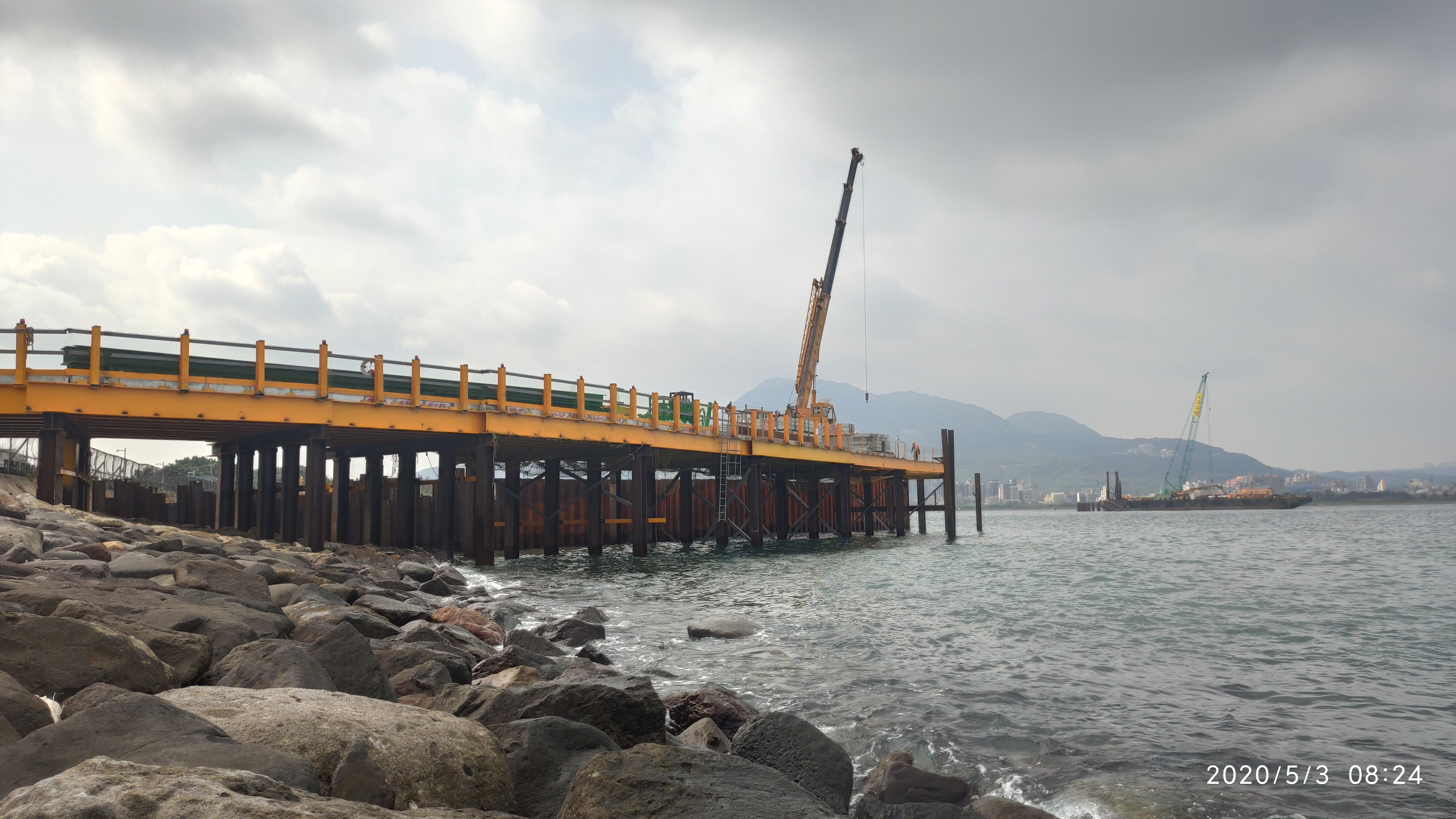 淡水端施工鋼便道型鋼打設