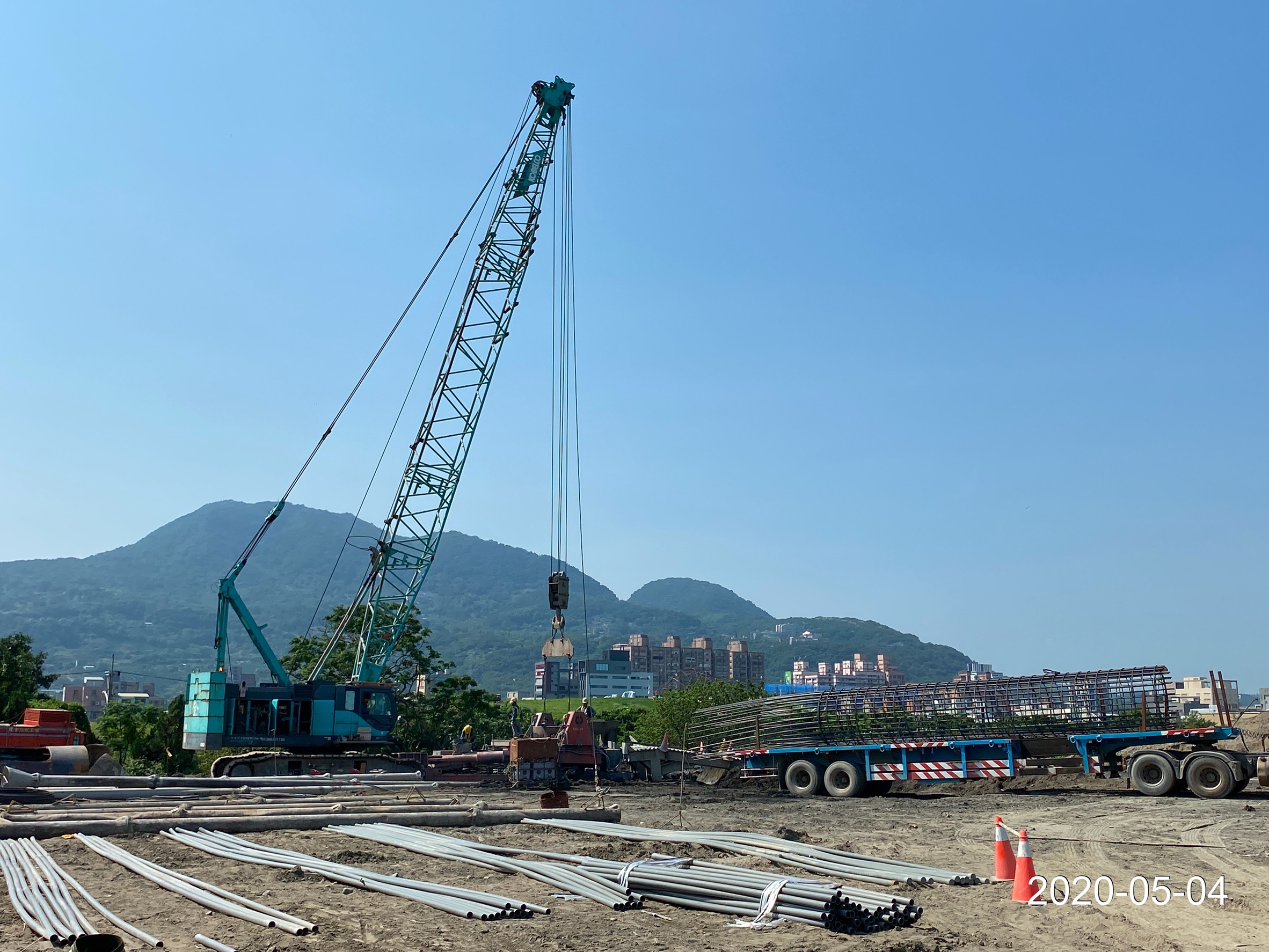 八里端基樁鋼筋籠製作查驗後運送工區進行吊放