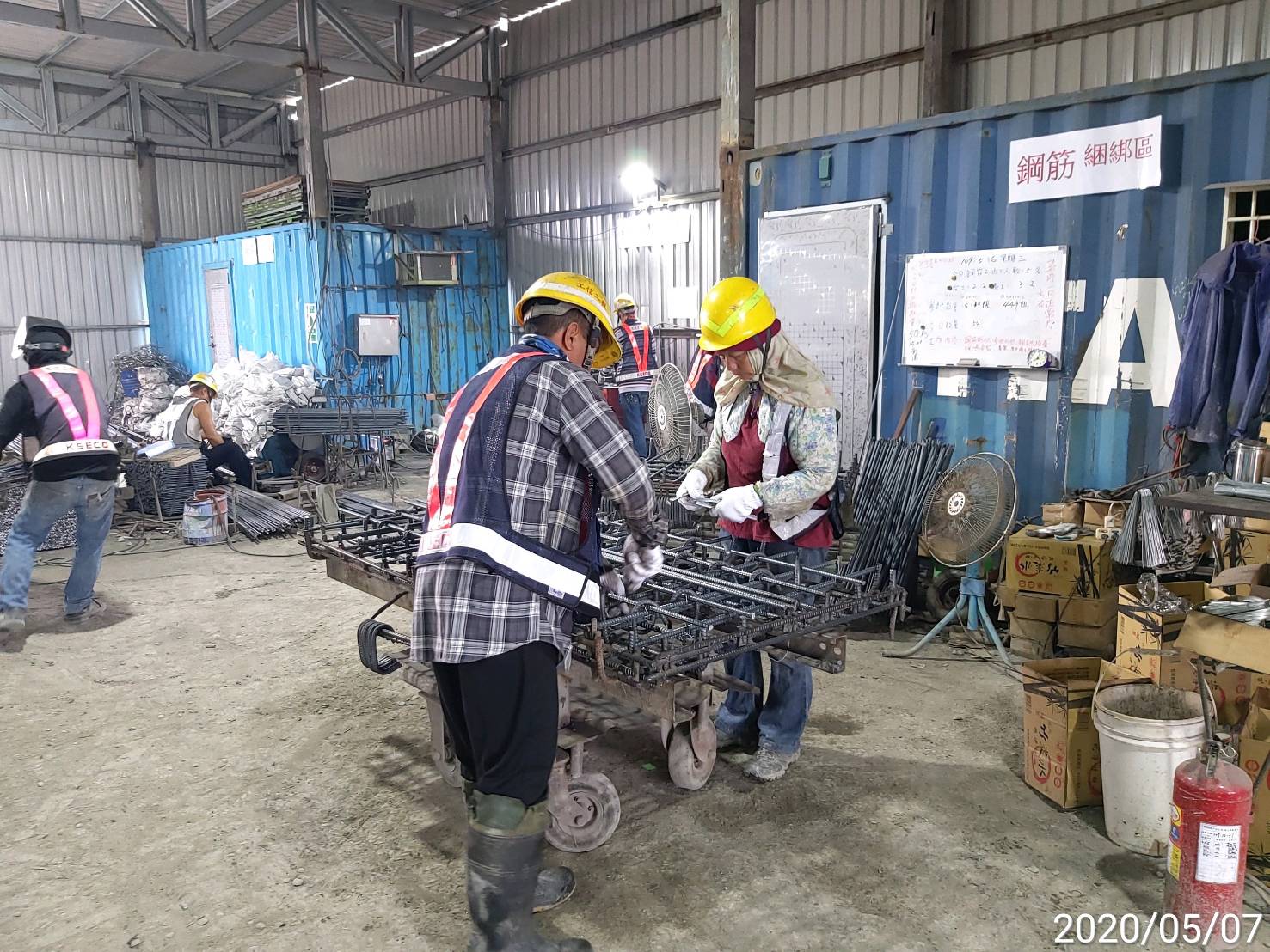 淡水端工區內覆工版鋼筋綁紮