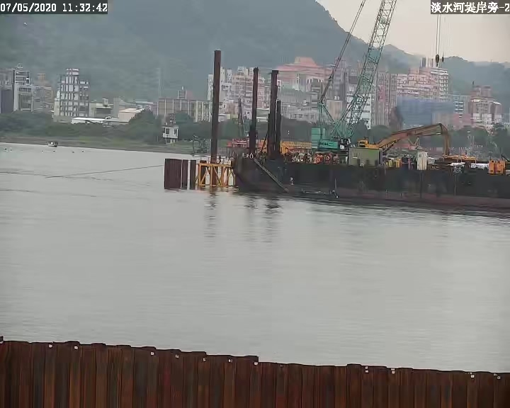 河中段鋼管樁打設設備