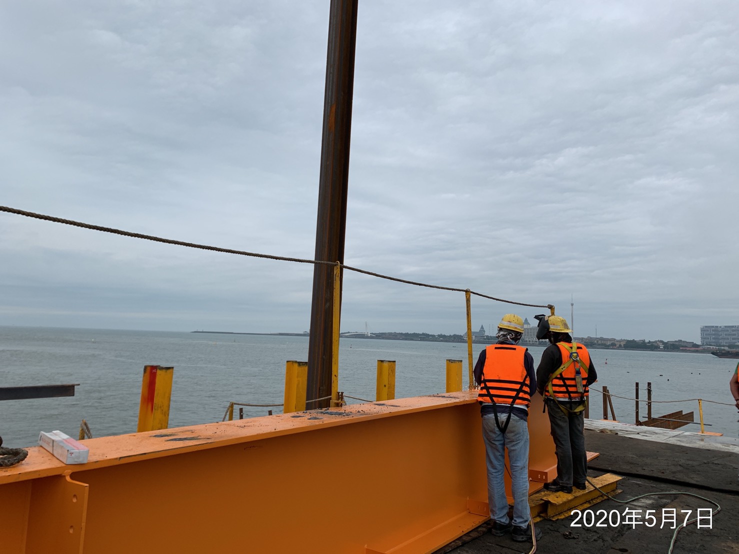 淡水端鋼便橋縱樑構件銲接前置作業