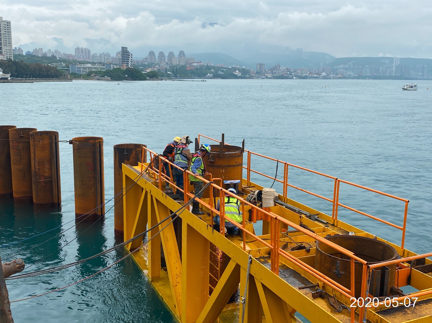 河中段鋼管樁打設