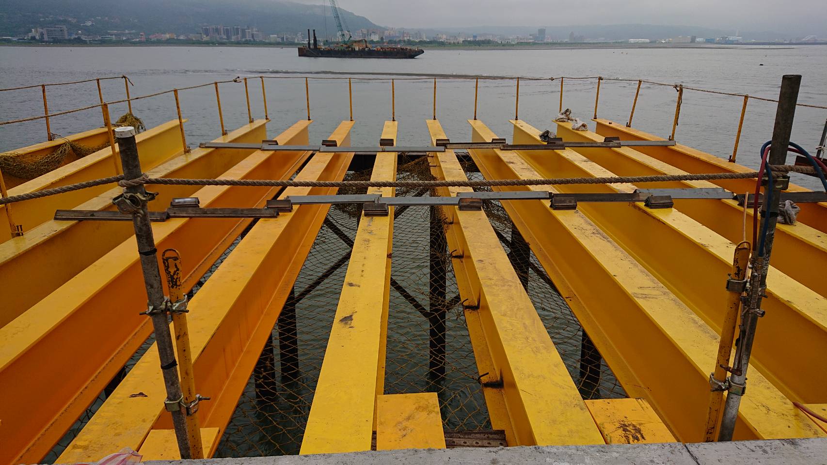 淡水端施工鋼便橋施作.