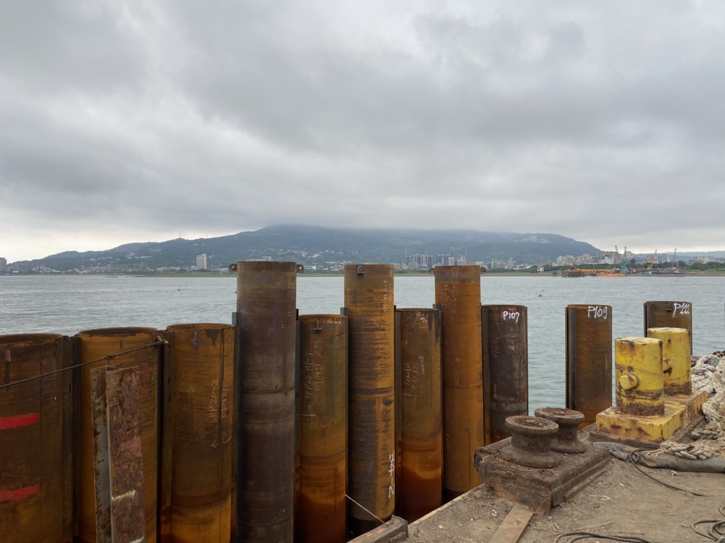 河中段 P130 主橋塔鋼管板樁圍堰施工.