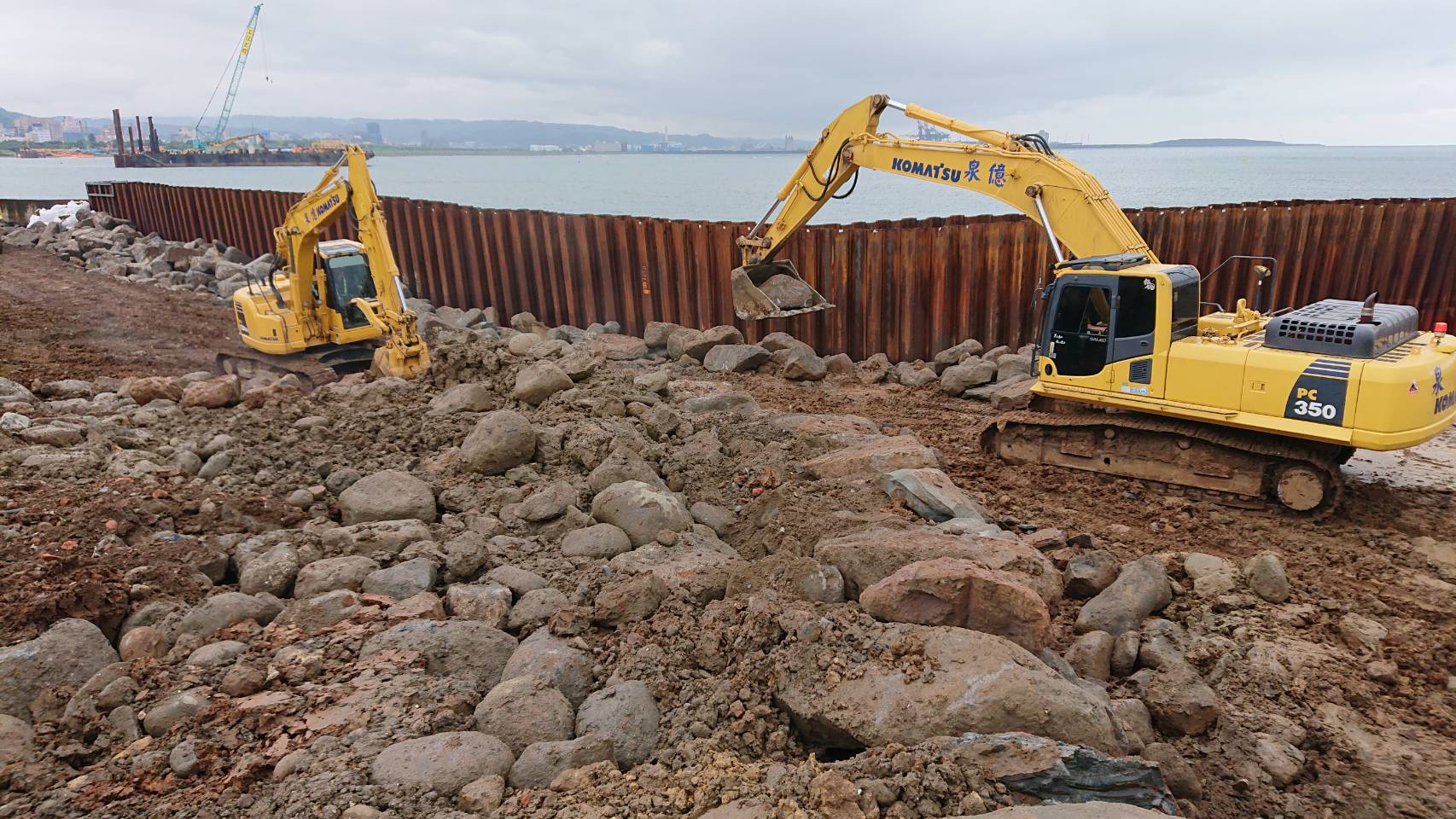 淡水端導水圍堰區回填作業