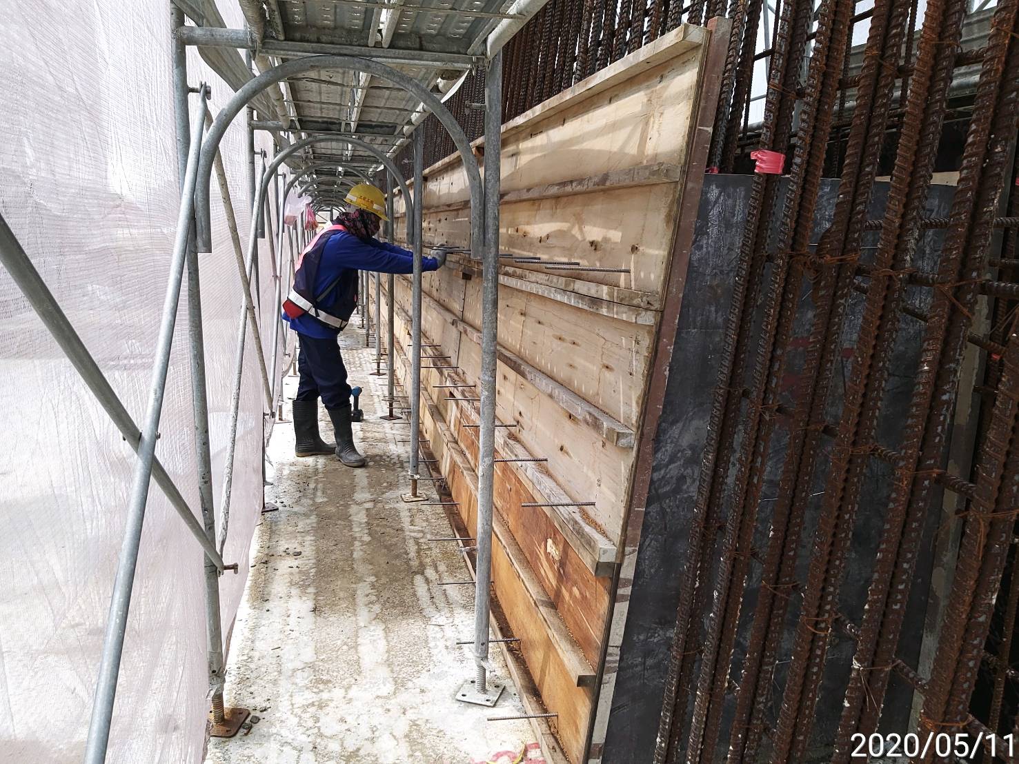 淡水端擋土牆RL2-L8擋土牆第一昇層模板組立.