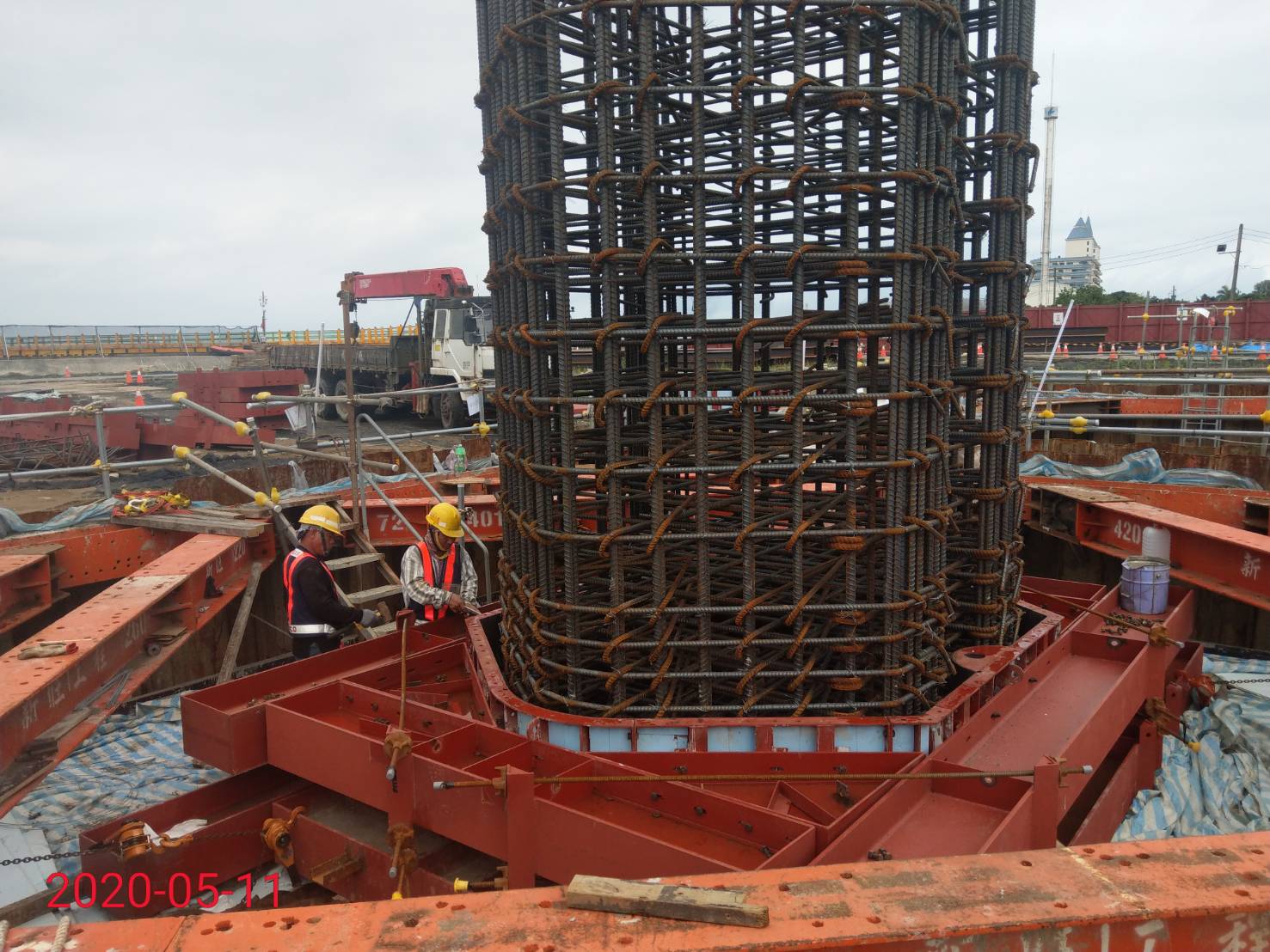 淡水端RR3-P4墩柱鋼模組立