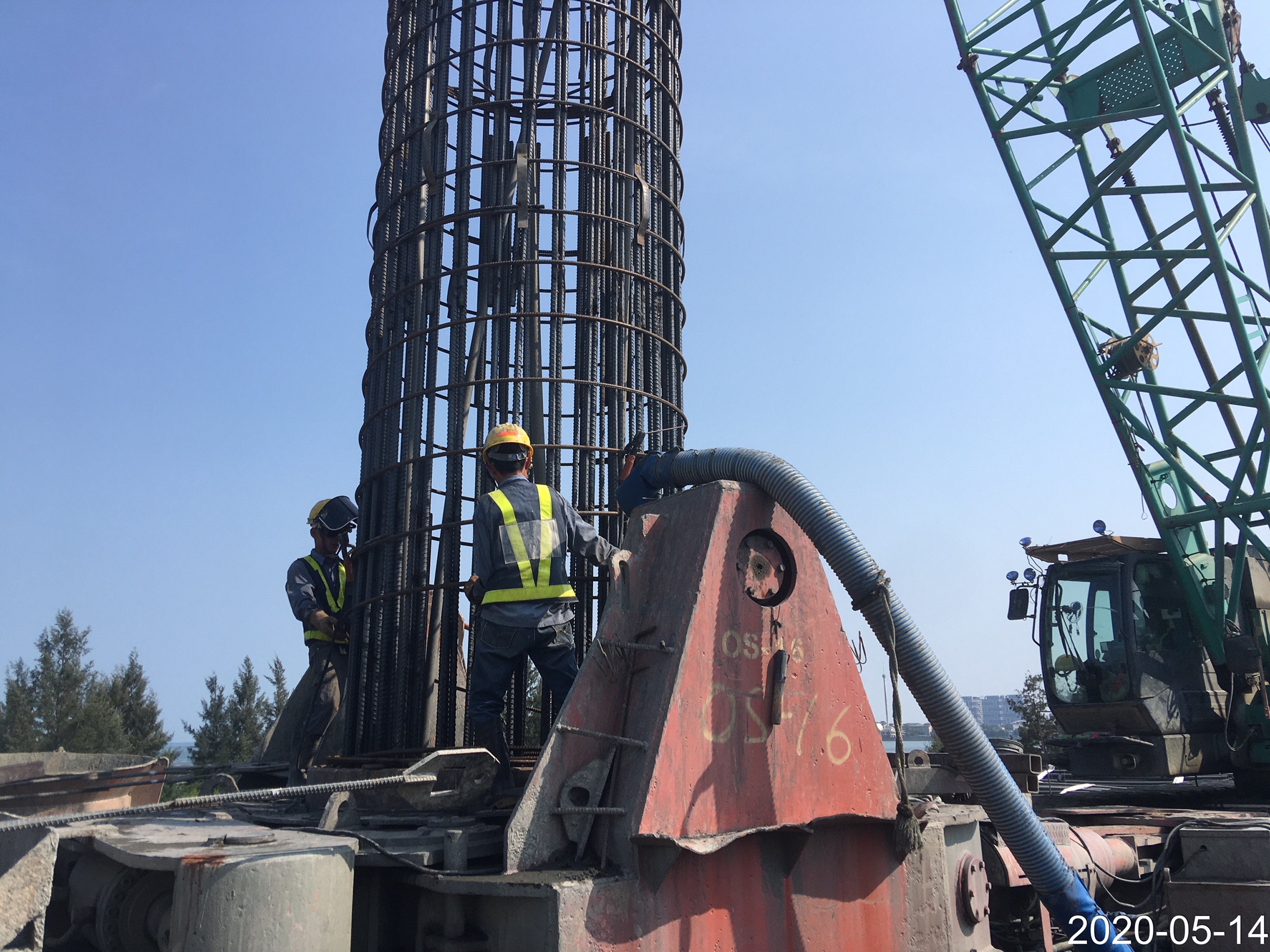 八里端基樁鋼筋籠吊放搭接銲接