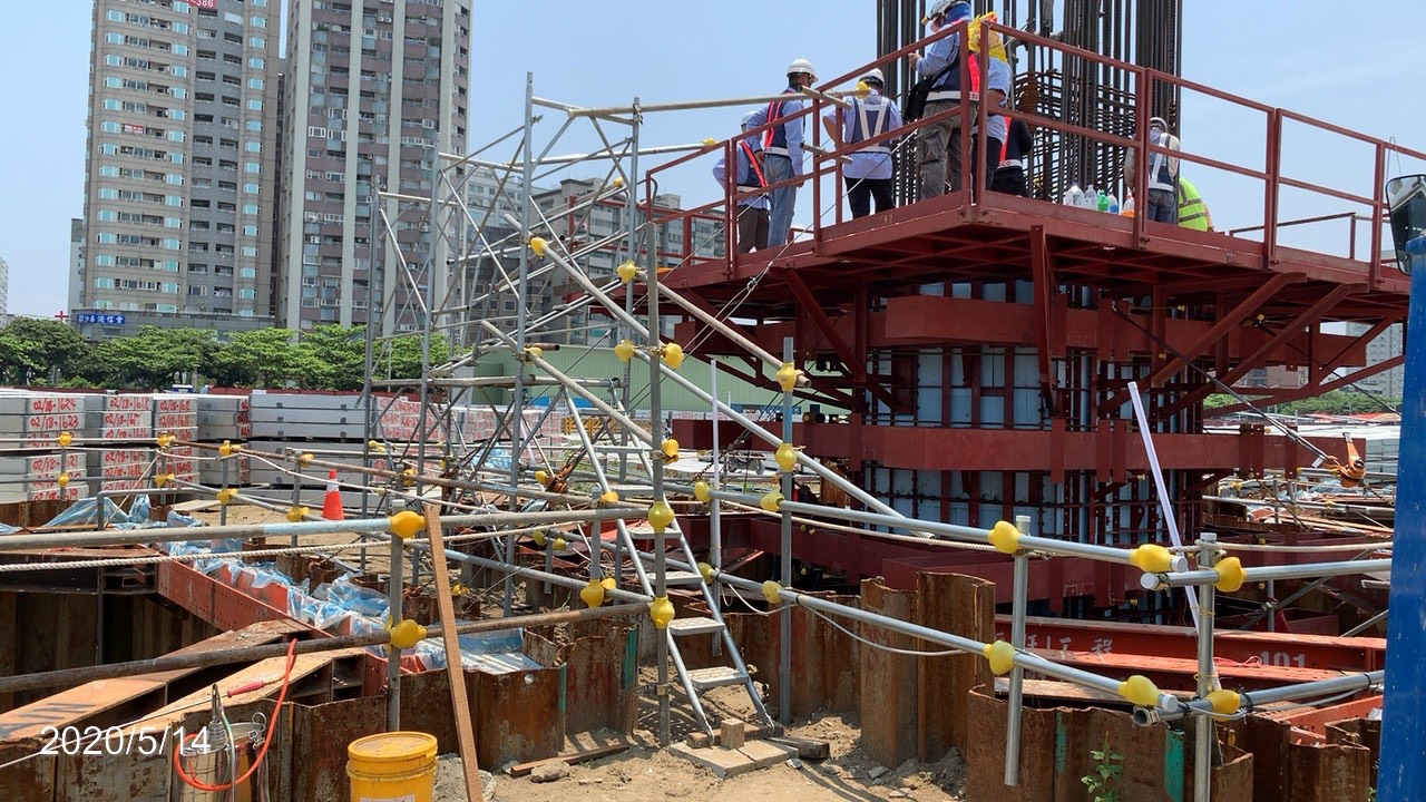 淡水端基礎墩柱RR3-P4墩柱第一昇層混凝土澆置