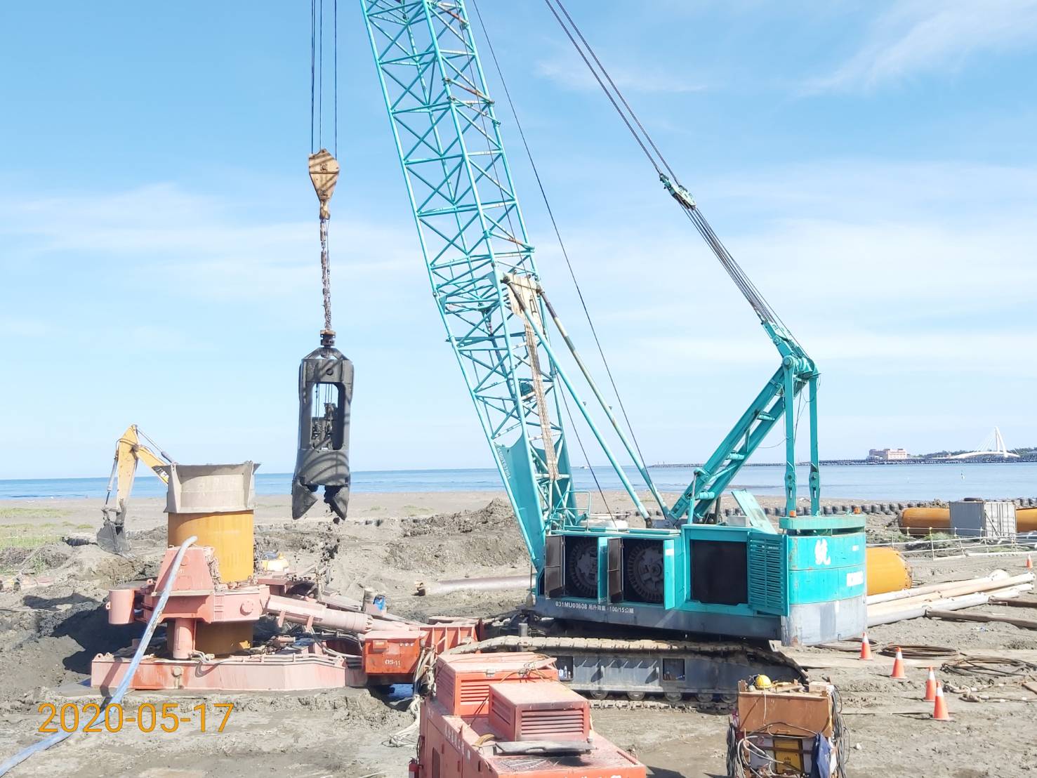 八里端全套管基樁鑽掘施工.