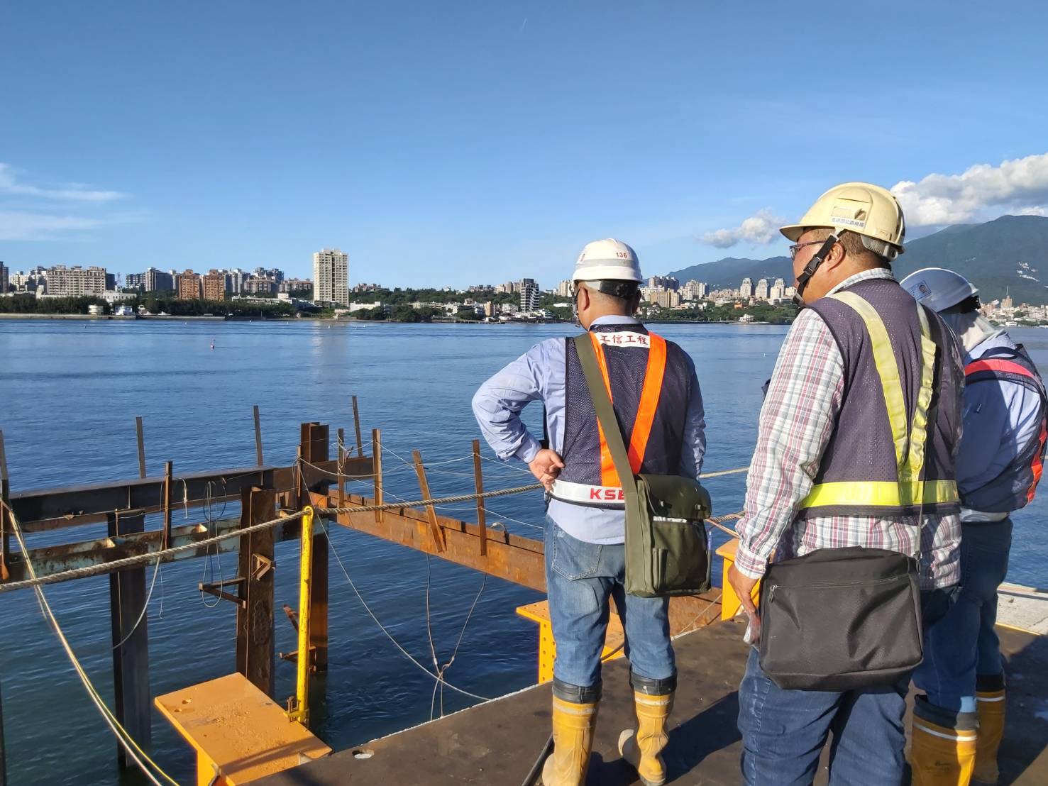 八里端施工鋼便橋架設施作.