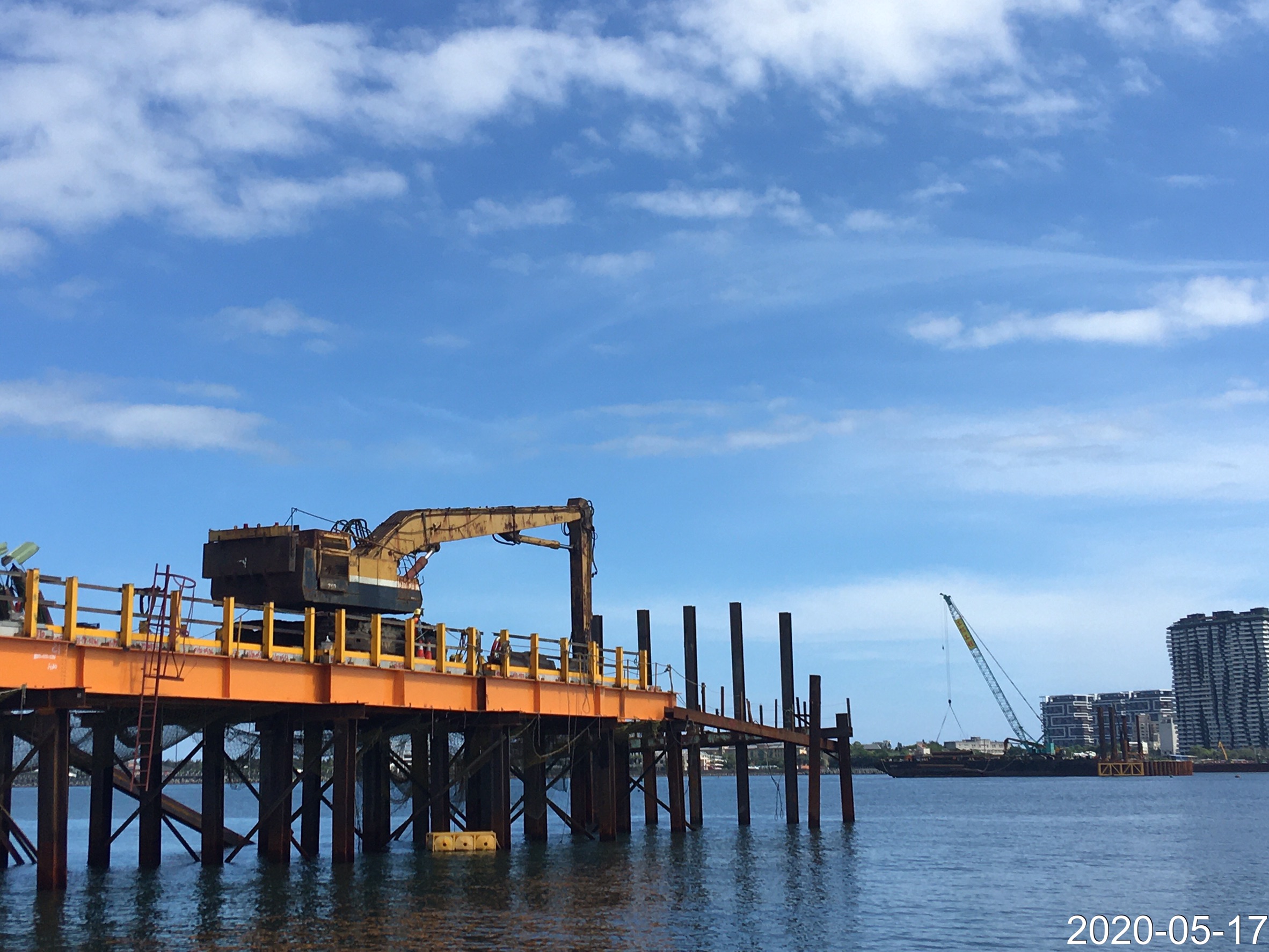 八里端施工鋼便橋架設施作.