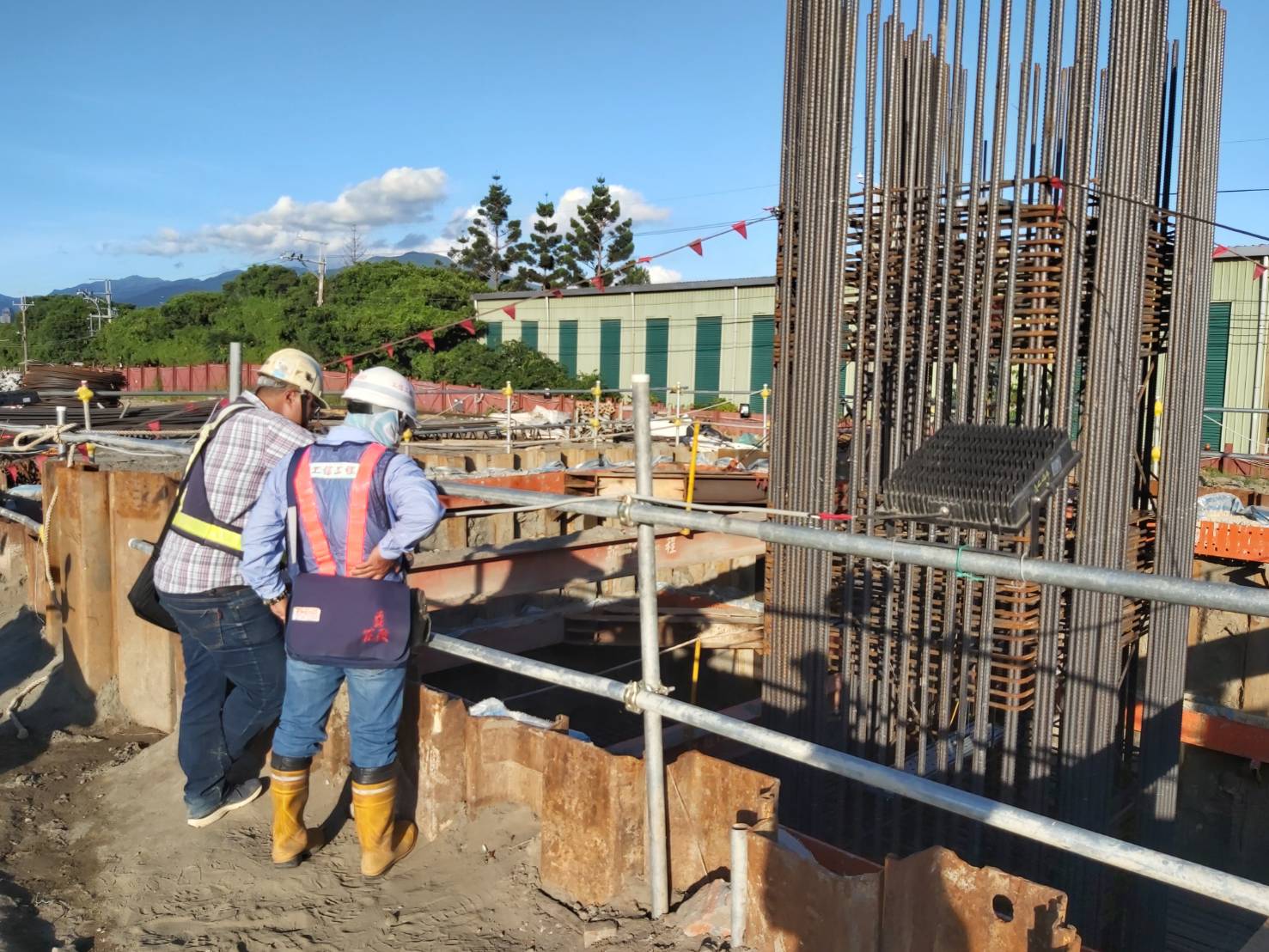 八里端P1N&S基礎版與橋墩墩柱鋼筋組立施工.